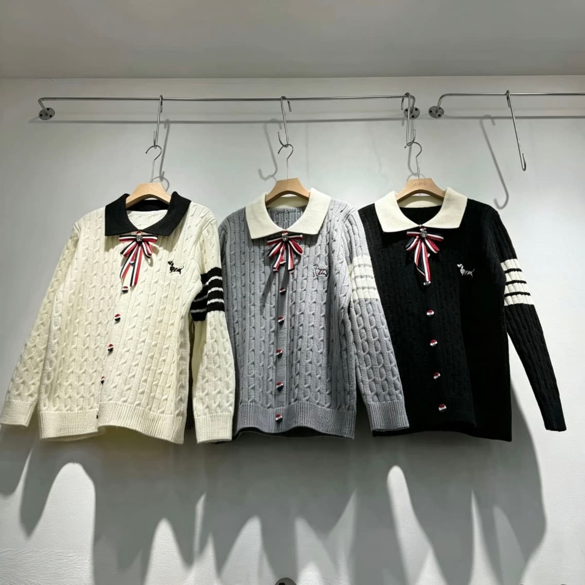 네 도로 바 나비 매듭 브로치 강아지 자수 POLO 칼라 꽈배기 니트 풀오버 긴팔 재킷 상세 이미지 1
