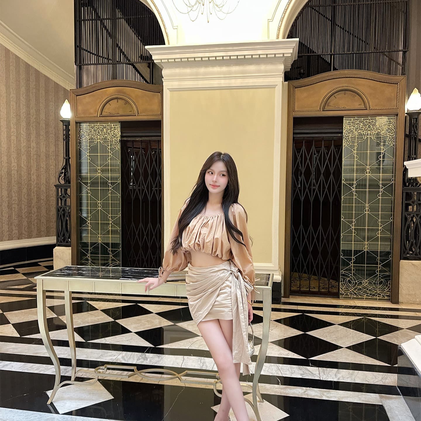 모래 색상 부드러운 문자열 함께 오프숄더 거품 소매 루즈핏 쇼트 스타일 작은 셔츠 주름 리본 미니 스커트 이미지 5
