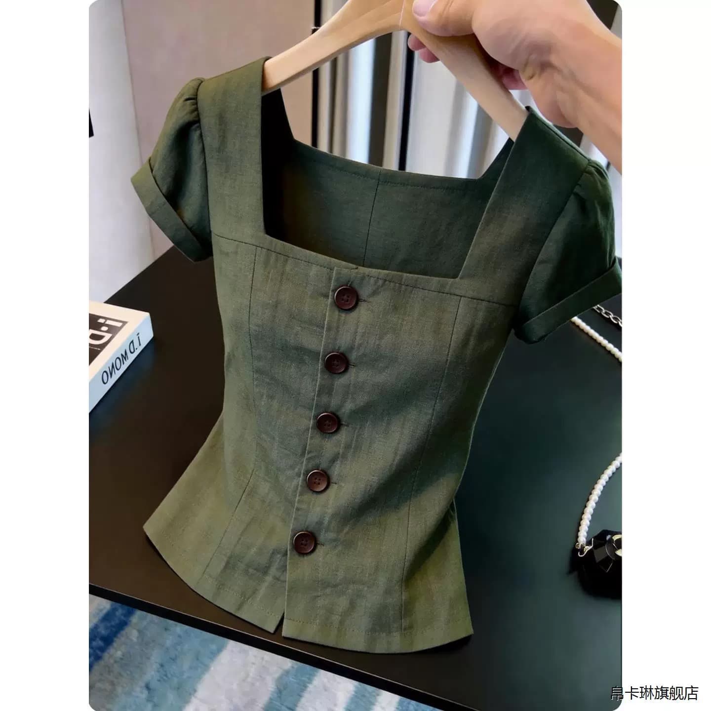 2026 여름 새로운 레트로 군용 녹색 광장 칼라 허리 수축 여성 셔츠 거품 소매 단추 슬림해 보이는 품격 맨위 이미지 2