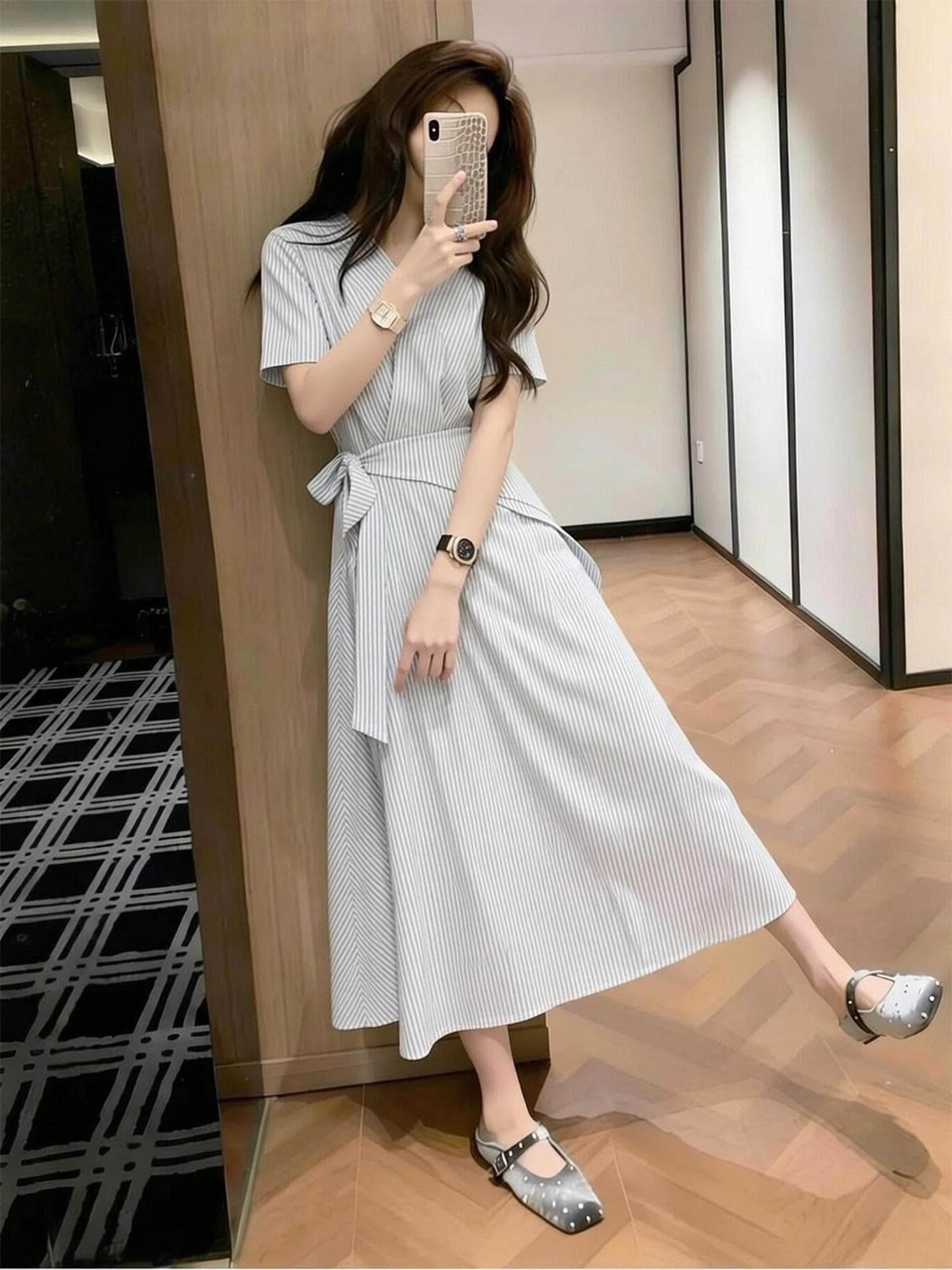 프랑스식 출퇴근 바람 스트라이프 여성 드레스 2026 여름 새로운 반팔 꼬집기 허리 레이스업 롱 스커트 품격 고급 센스 이미지 3