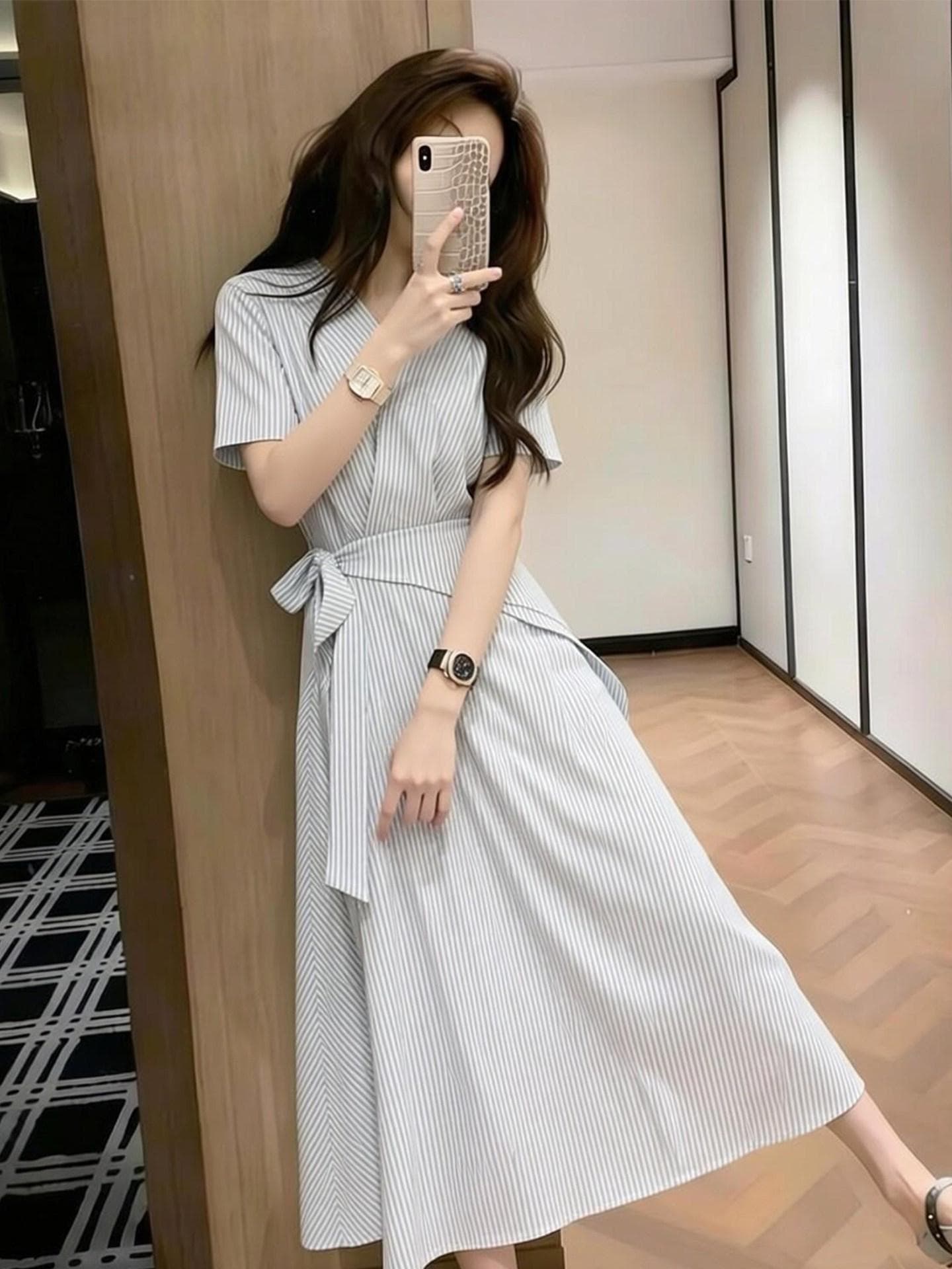 프랑스식 출퇴근 바람 스트라이프 여성 드레스 2026 여름 새로운 반팔 꼬집기 허리 레이스업 롱 스커트 품격 고급 센스 이미지 4