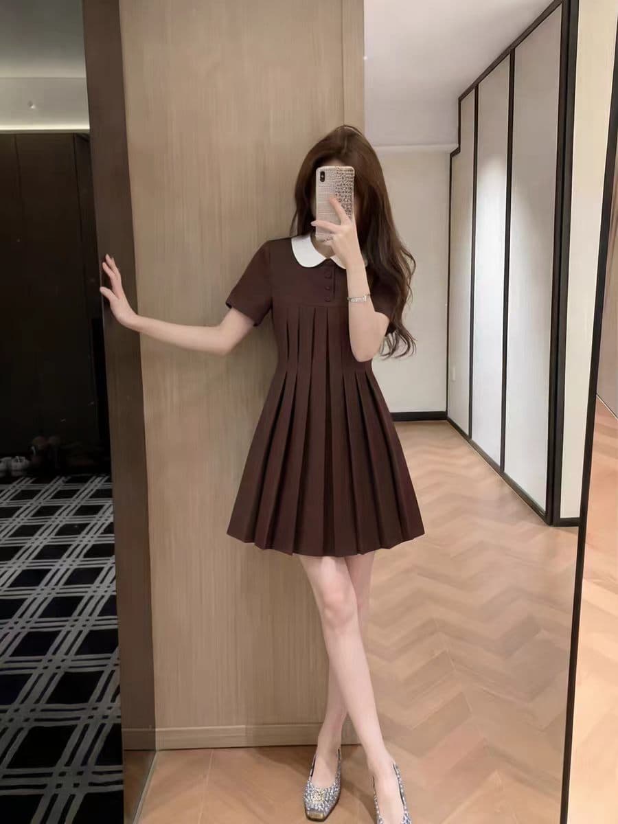 2026 여름 새로운 학원 스타일 베이비 칼라 플리츠 여성 드레스 빅 사이즈 섹션 브라운 슬림해 보이는 품격 미니 스커트 상세 이미지 4