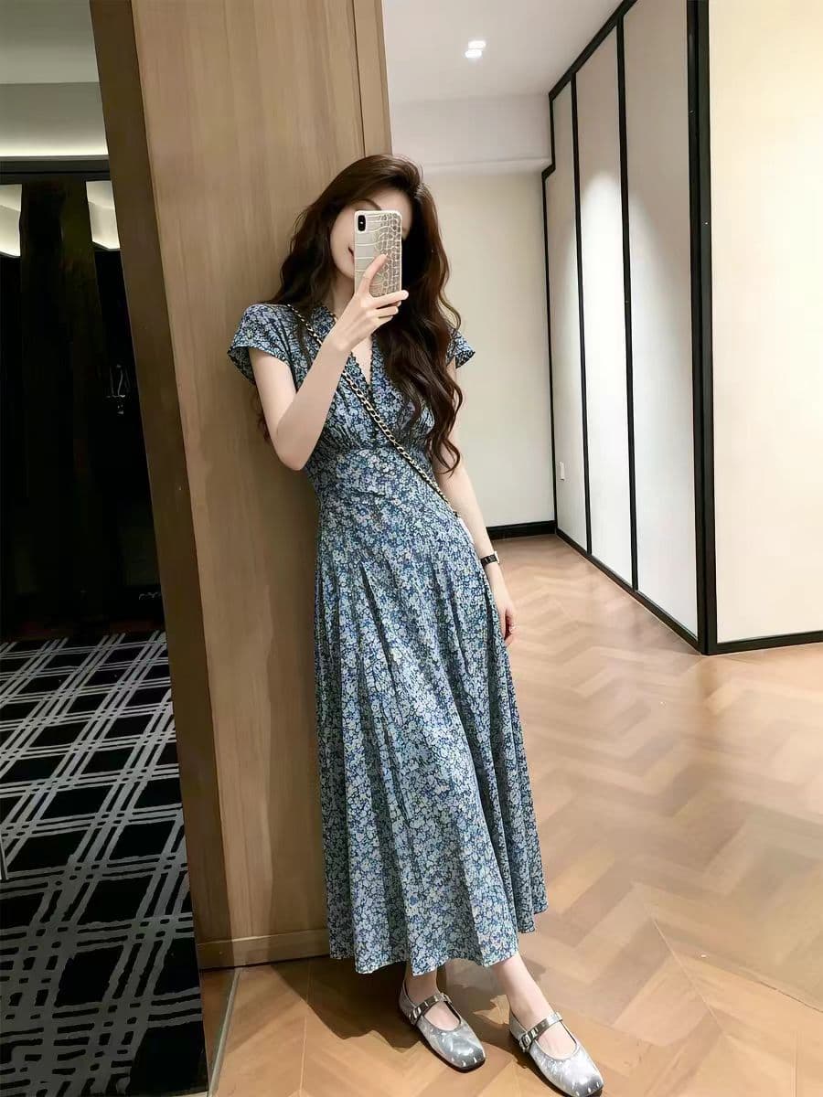 초여름 특별 아름다운 꼬집기 허리 작은 치마 2026 그레이트 봐라. 프랑스식 낭만적 인 기질 파란색 꽃무늬 여성 드레스 상세 이미지 2
