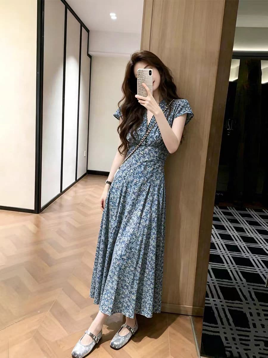 초여름 특별 아름다운 꼬집기 허리 작은 치마 2026 그레이트 봐라. 프랑스식 낭만적 인 기질 파란색 꽃무늬 여성 드레스 상세 이미지 3