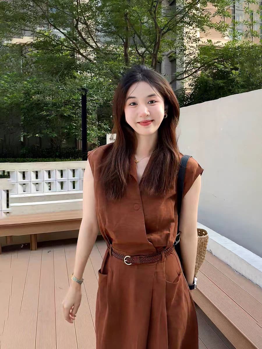 캐러멜 브라운 폴로 칼라 민소매 셔츠 여성 드레스 2026 년 여름 새로운 허리 수축 슬림해 보이는 품격 롱 스커트 상세 이미지 5