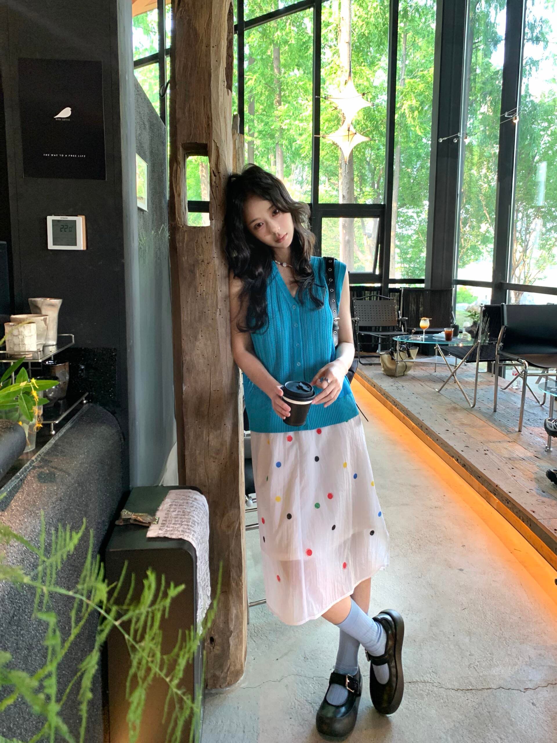 26ss 여름 새로운 파란색 홀로우 아웃 트위스트 꽃 얇고 가벼운 니트 민소매 조끼 맨위 베스트 상세 이미지 3