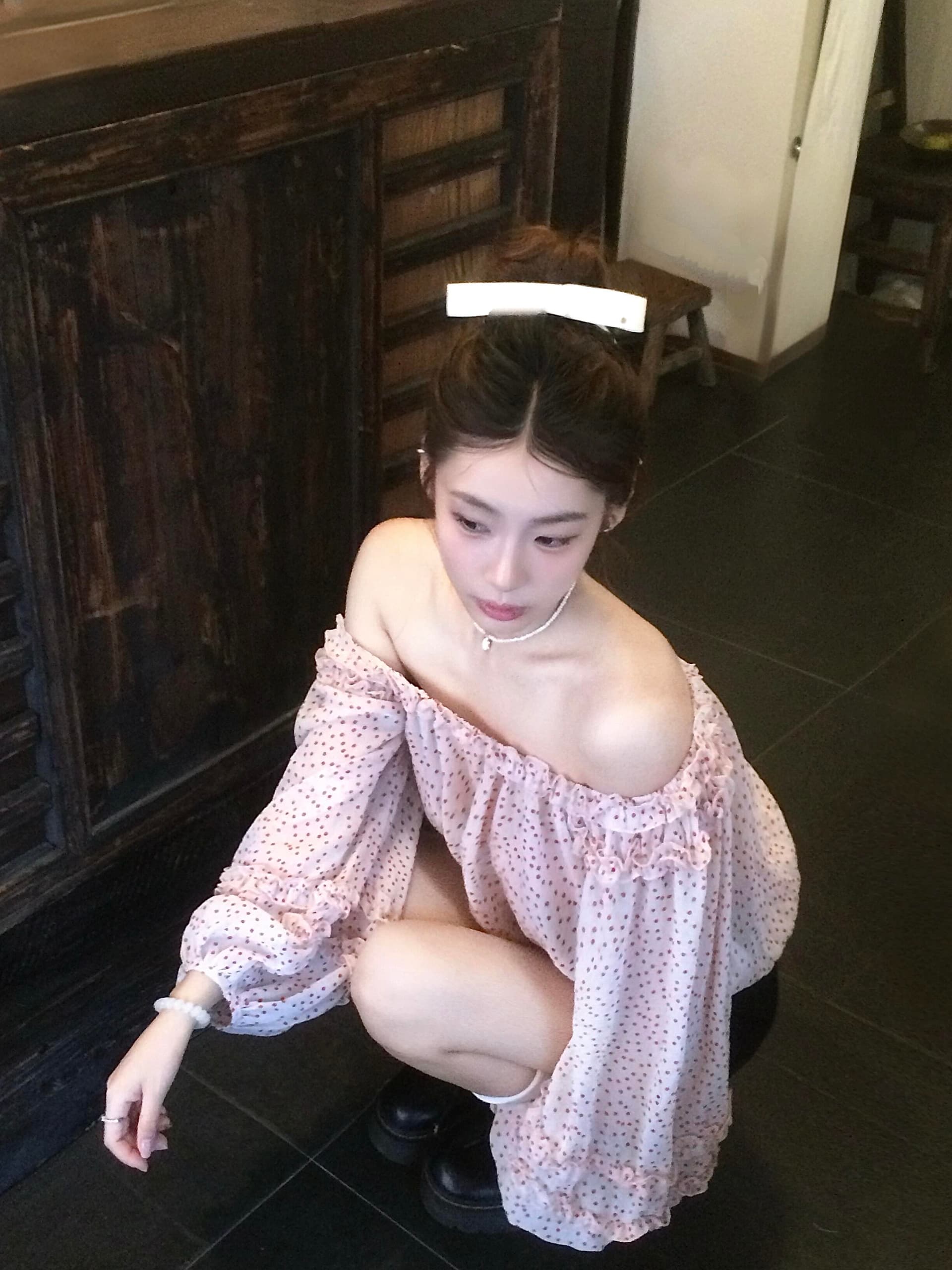 프릴 오프숄더 꽃무늬 벌룬 소매 시폰 셔츠 여성 여름 디자인 센스 루즈핏 도트 무늬 맨위 상세 이미지 3