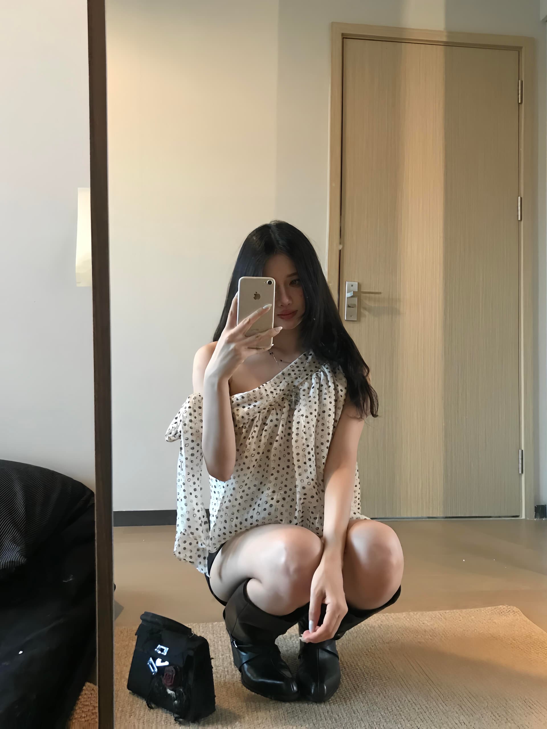 프랑스식 도트 무늬 쉬폰 비스듬한 어깨 리본 민소매 쇼트 스타일 조끼 여성 여름 새로운 부드러운 달콤함 품격 작은 대중 맨위 이미지 3