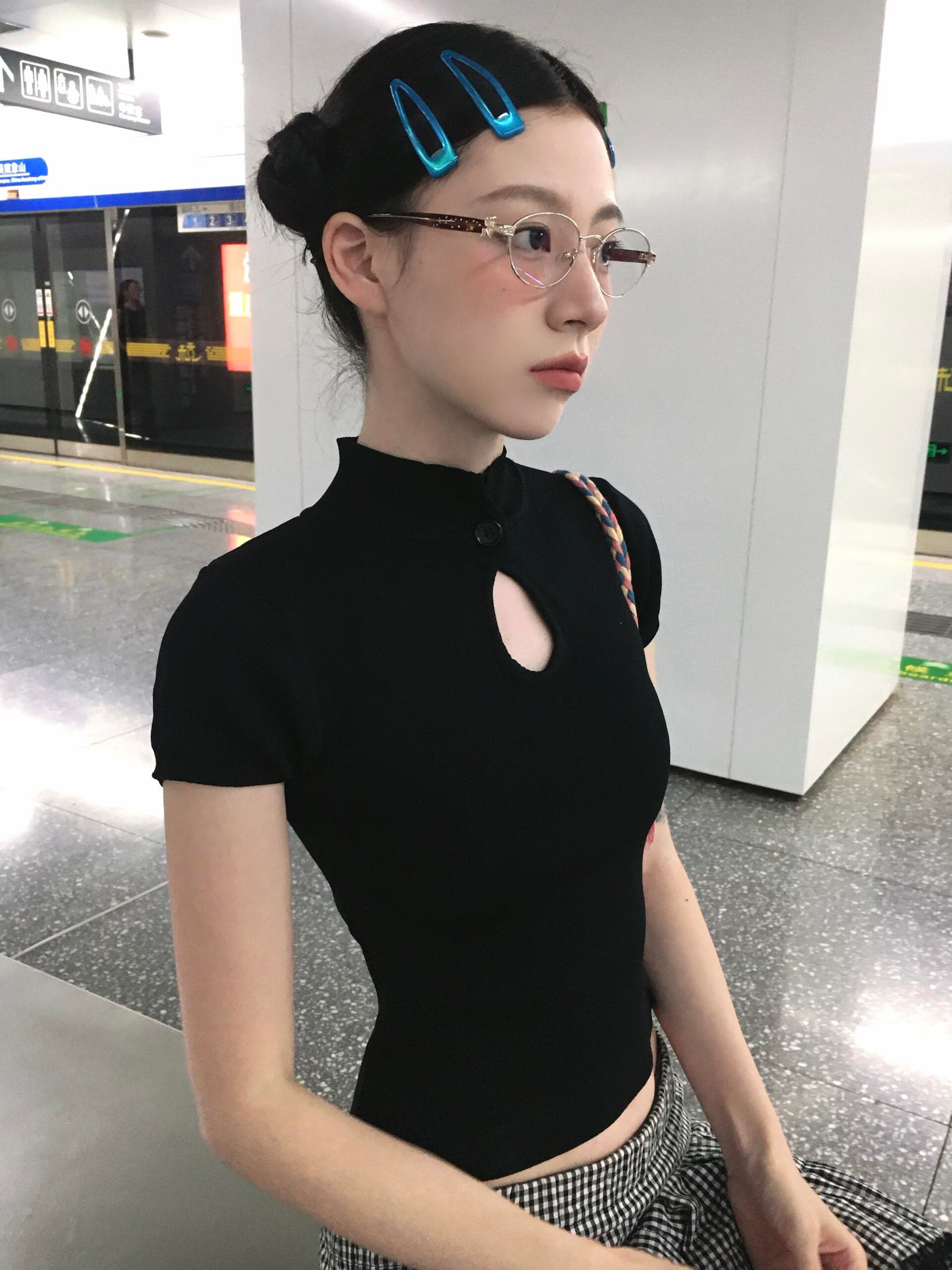 반하이넥 홀로우 아웃 반팔 노래 구슬 실 혼방 몸매 가꾸기 긍정적 인 어깨 모직물 맨위 이미지 2