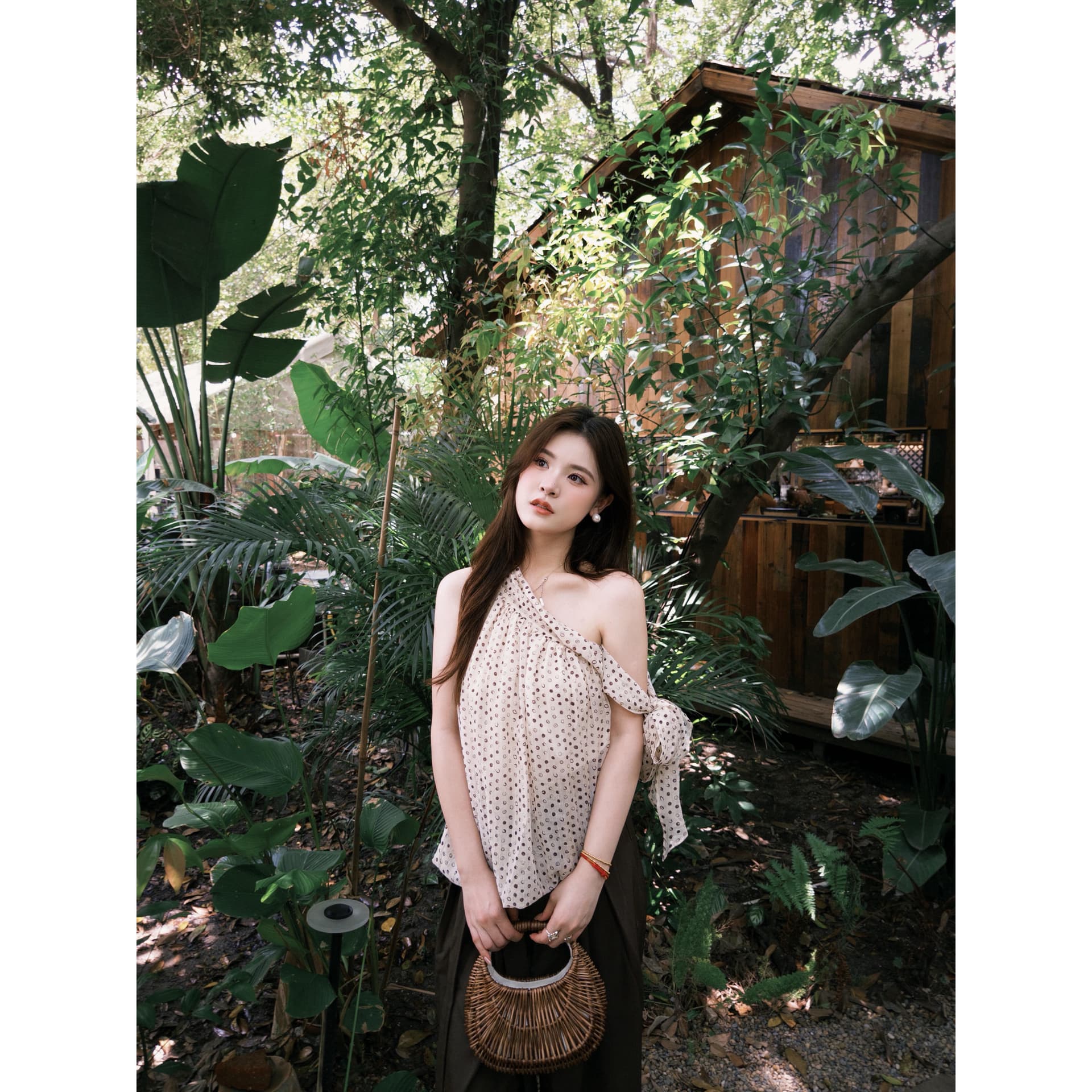 2026 새로운 시폰 셔츠 여성 여름 도트 무늬 민소매 작은 셔츠 비스듬한 어깨 리본 품격 맨위 이미지 5