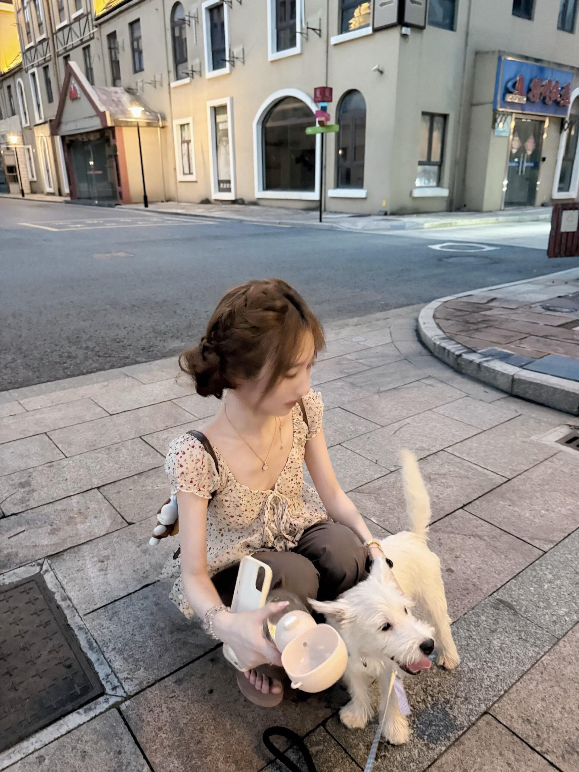 꽃 리플 빛 언어 V넥 레이스업 꽃무늬 명중 가져 가라. 허리 수축 슬림해 보이는 맨위 상세 이미지 2