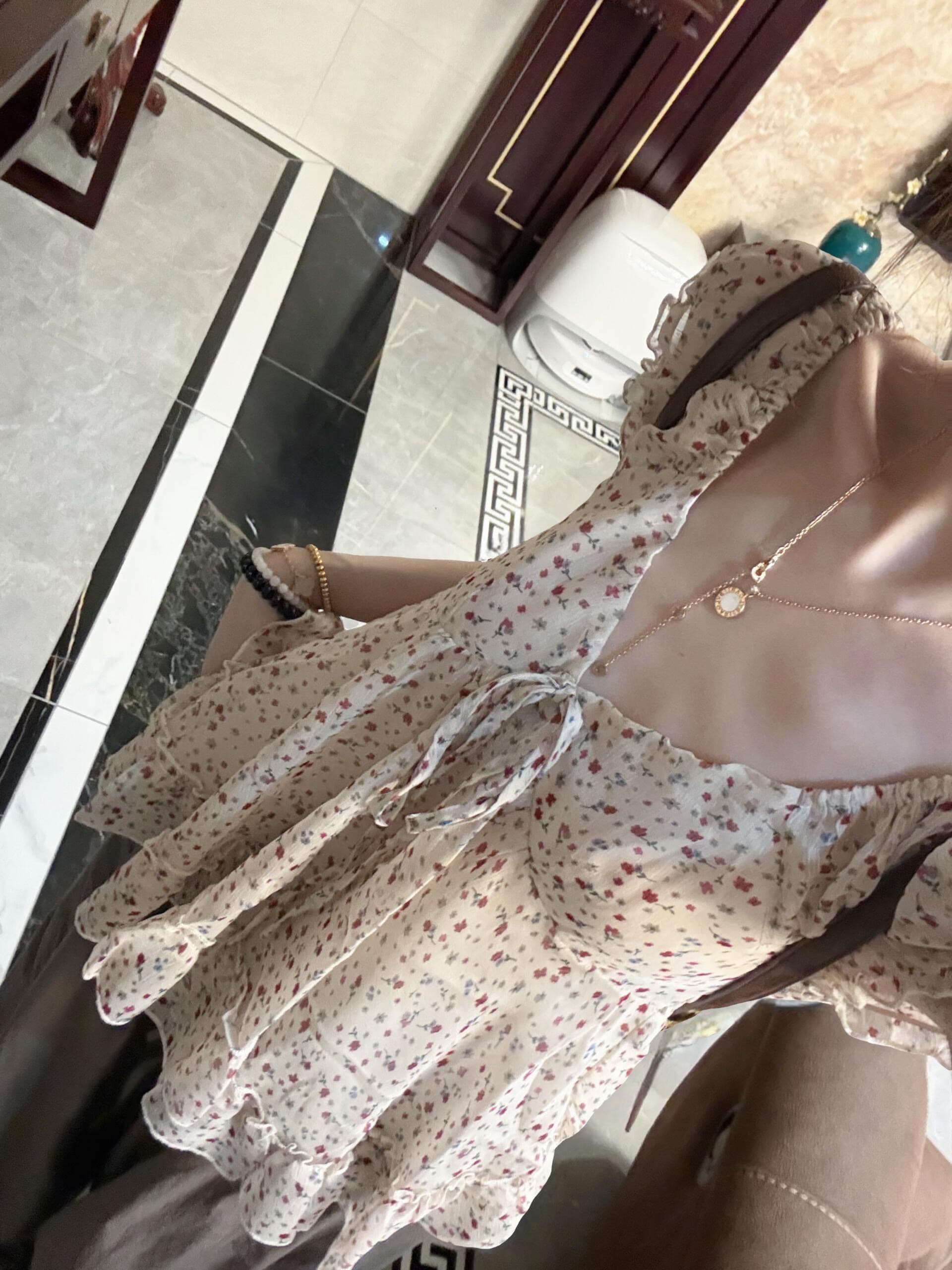 꽃 리플 빛 언어 V넥 레이스업 꽃무늬 명중 가져 가라. 허리 수축 슬림해 보이는 맨위 상세 이미지 4