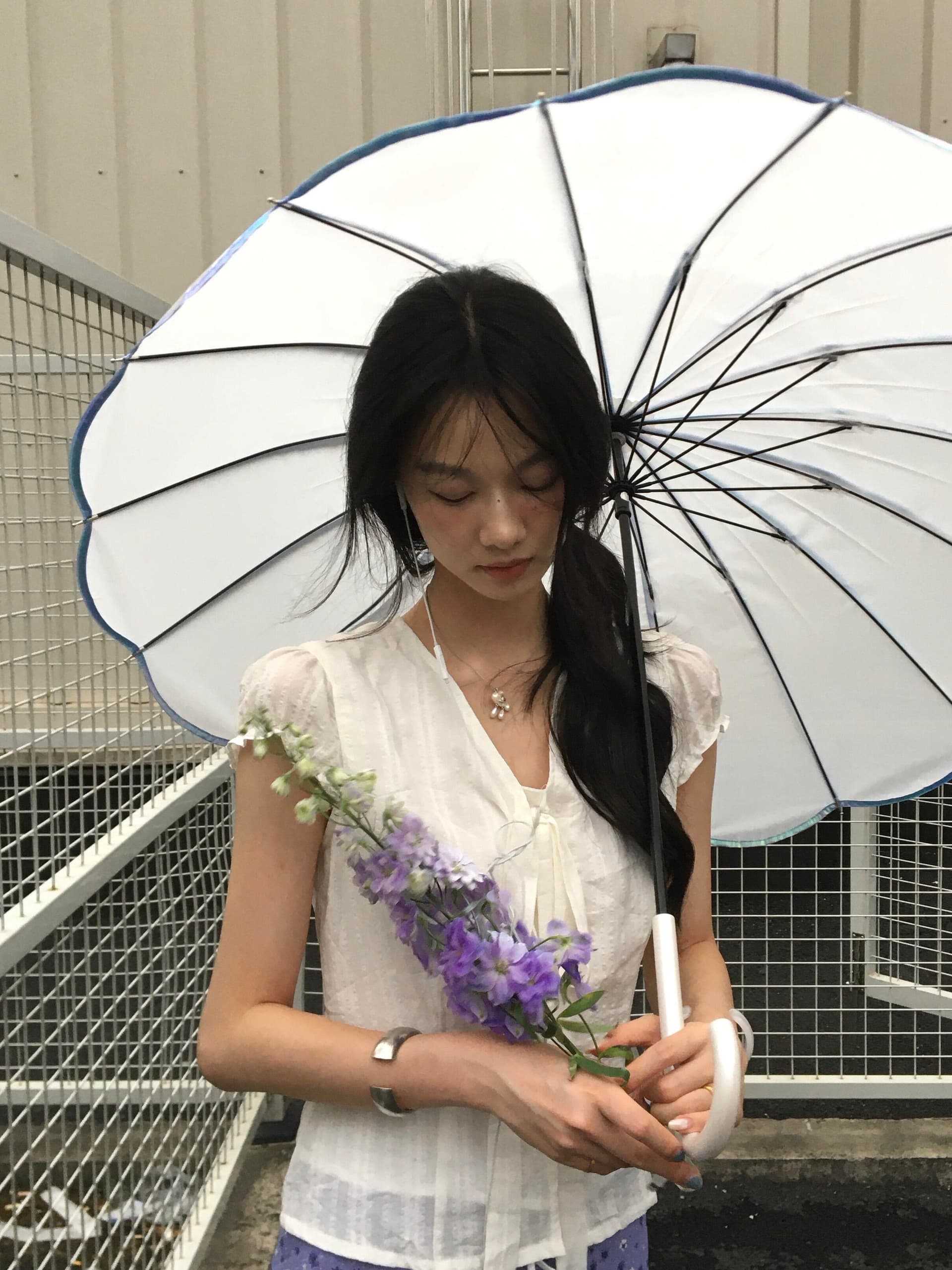 프랑스식 화이트 맨위 여성 여름 거품 소매 작은 셔츠 V넥 반팔 몸매 가꾸기 셔츠 품격 캐주얼 셔츠 이미지 3