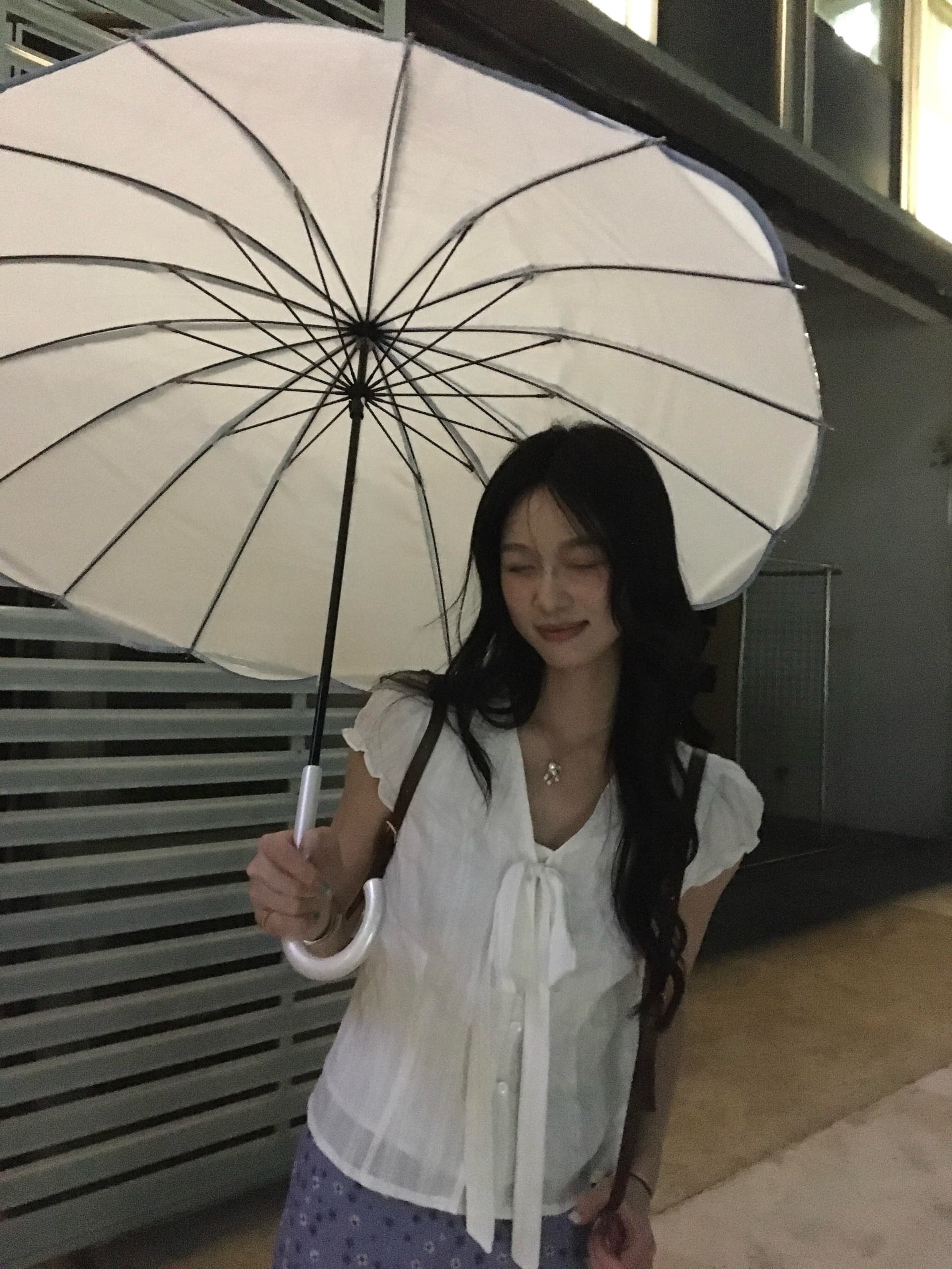 프랑스식 화이트 맨위 여성 여름 거품 소매 작은 셔츠 V넥 반팔 몸매 가꾸기 셔츠 품격 캐주얼 셔츠 이미지 4