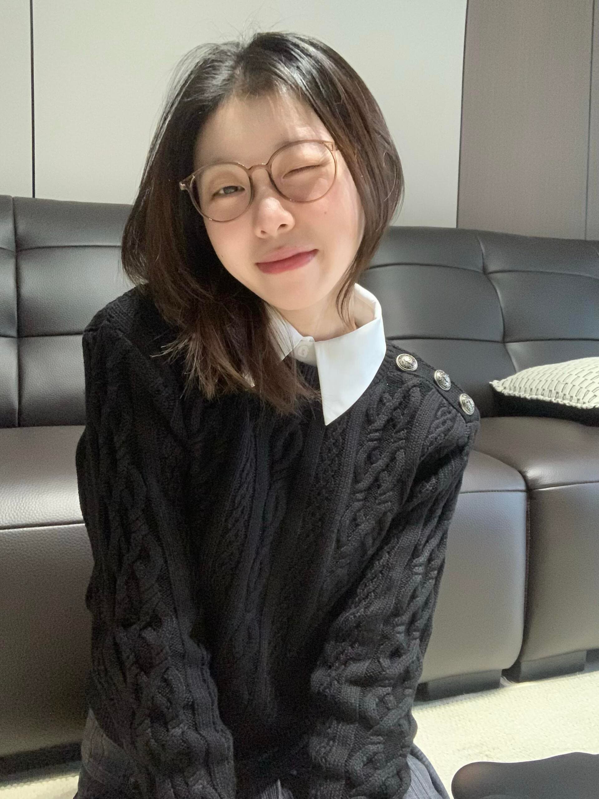 페이크 레이어드 셔츠 칼라 트위스트 꽃 스웨터 여자 루즈핏 슬림해 보이는 니트 맨위 가을 상세 이미지 6