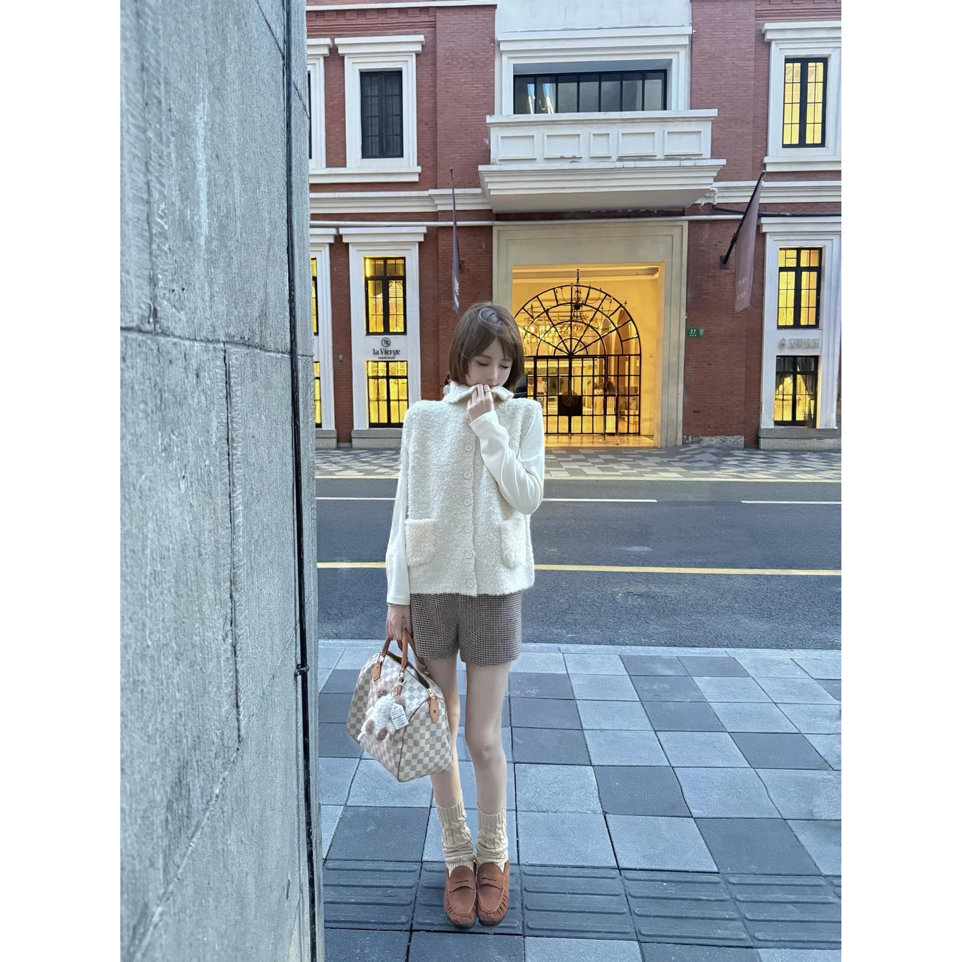 작은 어린 양 민소매 어깨 스탠드 칼라 양털 플리스 베스트 조끼 여성 작은 키 스택 착용 플리스 재킷 이미지 5