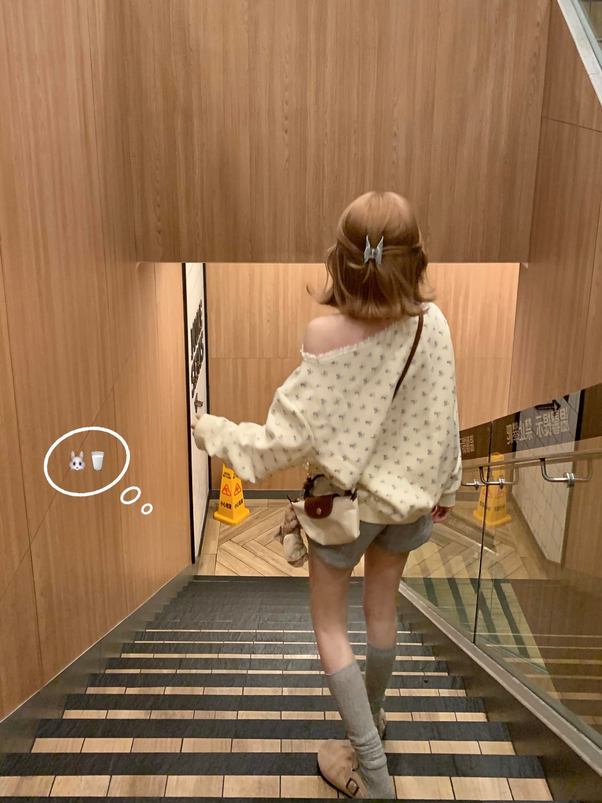 아름다움 어깨 필터 비스듬한 어깨 작은 꽃무늬 패치워크 풀오버 긴팔 후드티 이미지 3