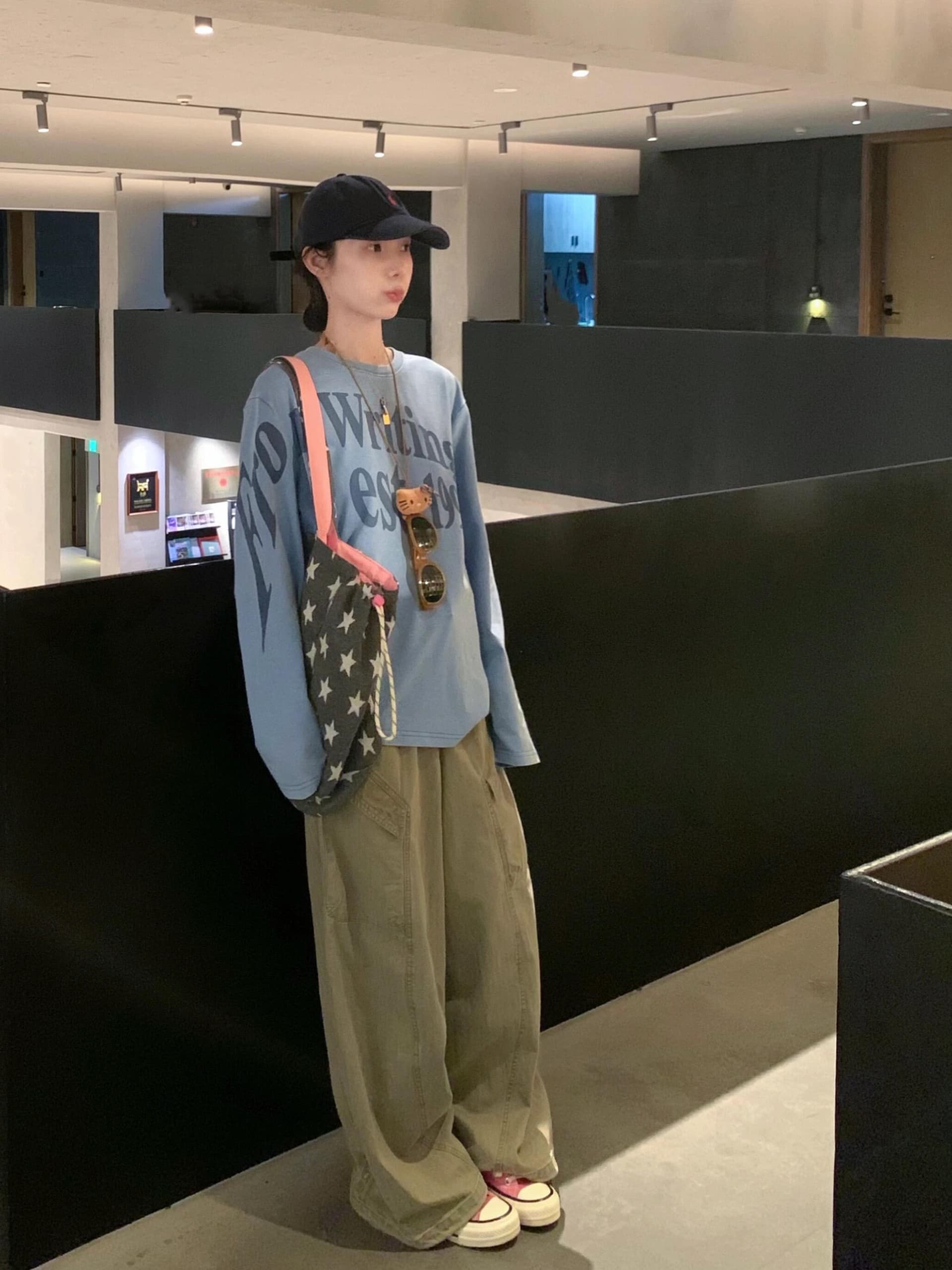 한 부서 심지어 어깨 알파벳 프린트 워싱 레트로 센스 긴팔 티셔츠 남녀 2026 새로운 이미지 4