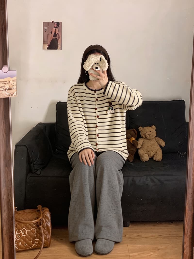 실사 빅 사이즈 여성 의류 가을 겨울 레트로 토끼 브로치 스트라이프 니트 스웨터 라운드 넥 루즈핏 느긋한 바람 스웨터 오픈 가디건 이미지 4
