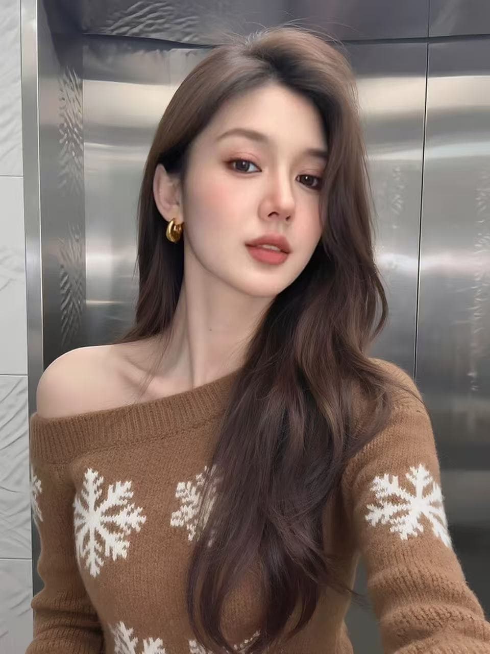 한 부서 분위기 센스 이른 가을 착용 가져 가라. 품격 고유 한 아름다운 슈퍼 잘 생긴 작은 대중 디자인 커피 색상 비스듬한 어깨 니트 스웨터 여성 상세 이미지 3
