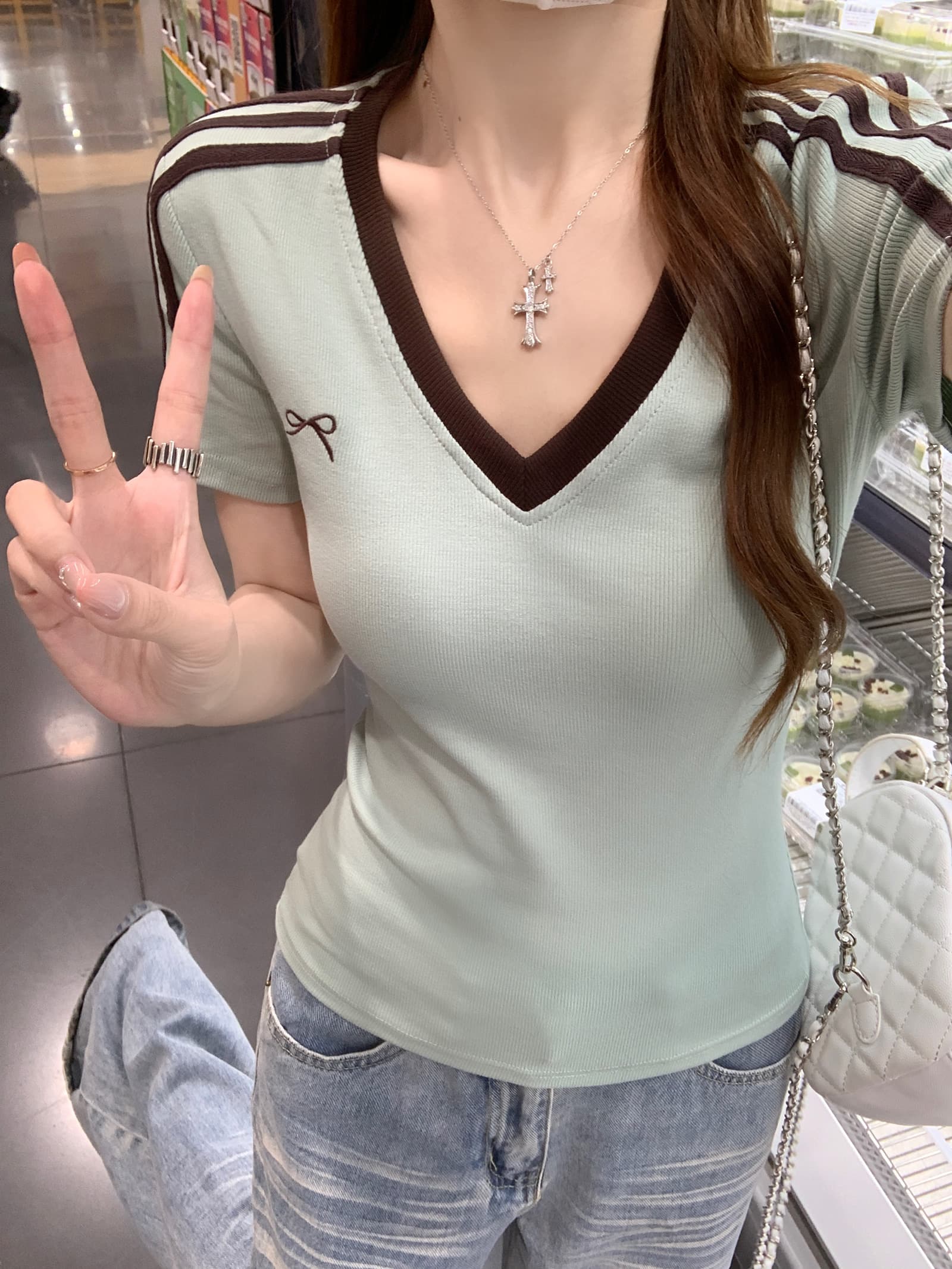 실사 특별 가격 반팔 티셔츠 여성 의류 여름 새로운 한 부서 디자인 센스 몸매 가꾸기 스트라이프 배색 자수 V넥 맨위 이미지 2
