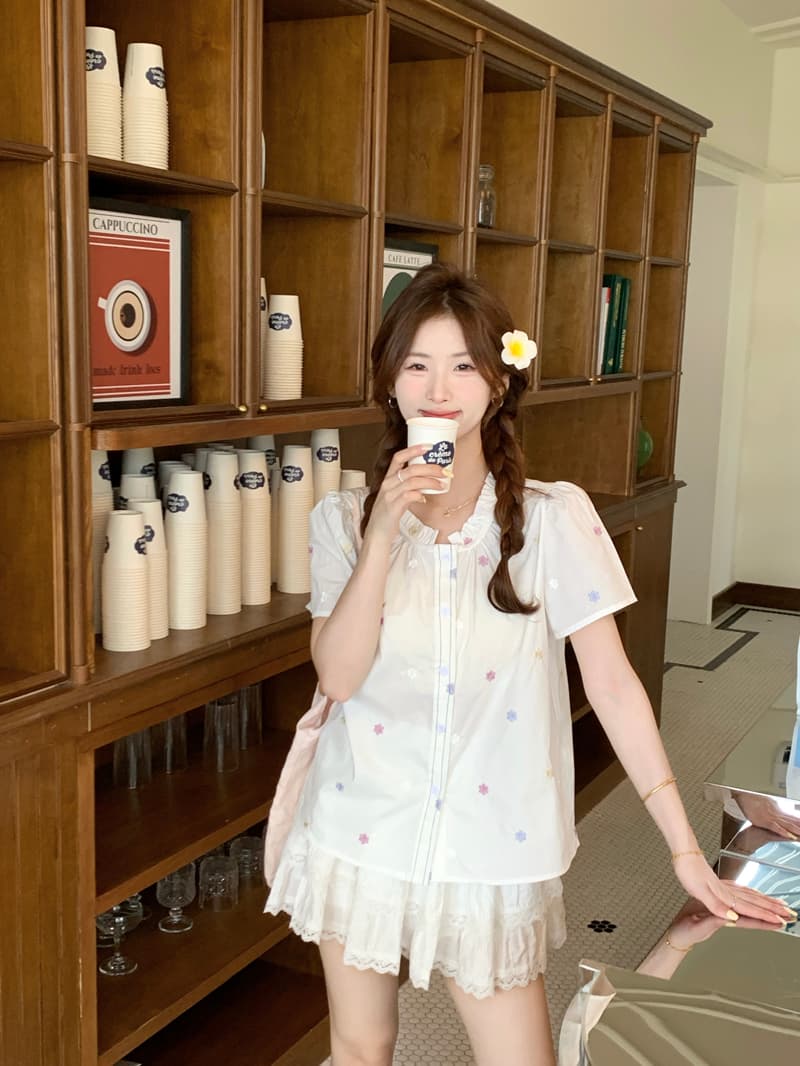 실사 정가 달콤함 도파민 꽃 자수 화이트 셔츠 여성용 짧은 소매 프릴 인형 셔츠 맨위 상세 이미지 10