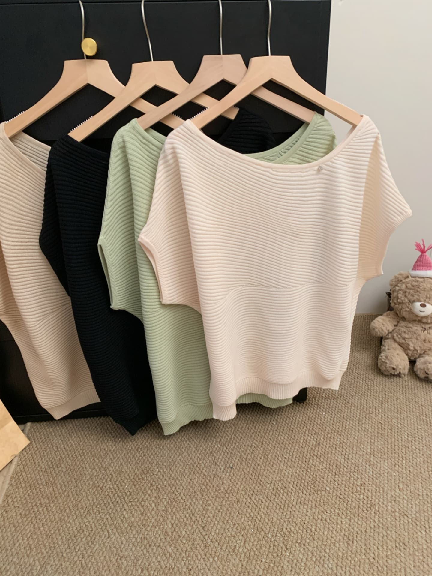 물건 가져 오기 ~까지 Daxi 하오 b03c 2026 년 여름 새로운 비스듬한 칼라 배트윙 소매 둘 착용 슬림해 보이는 니트 작은 셔츠 상세 이미지 41