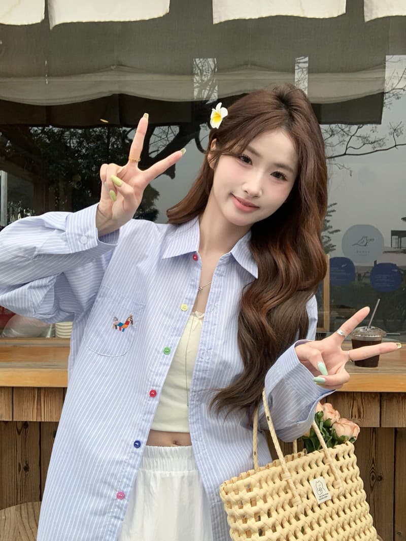 실사 정가 색상 작은 말 자수 블루 스트라이프 셔츠 여성 의류 긴팔 2025 새로운 Chic 폴로 칼라 맨위 상세 이미지 2