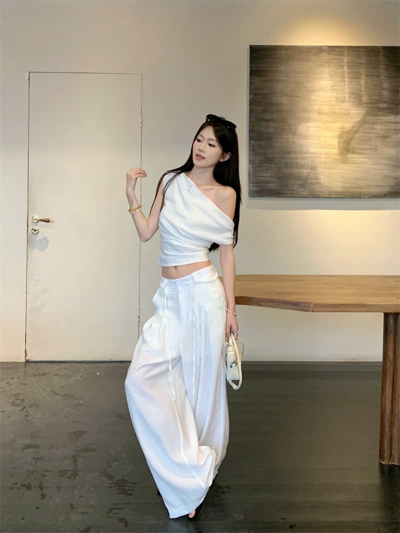 실사 정가 비스듬한 어깨 반팔 티셔츠 하이웨이스트 슬림해 보이는 와이드 레깅스 바지 휴가 바람 세트