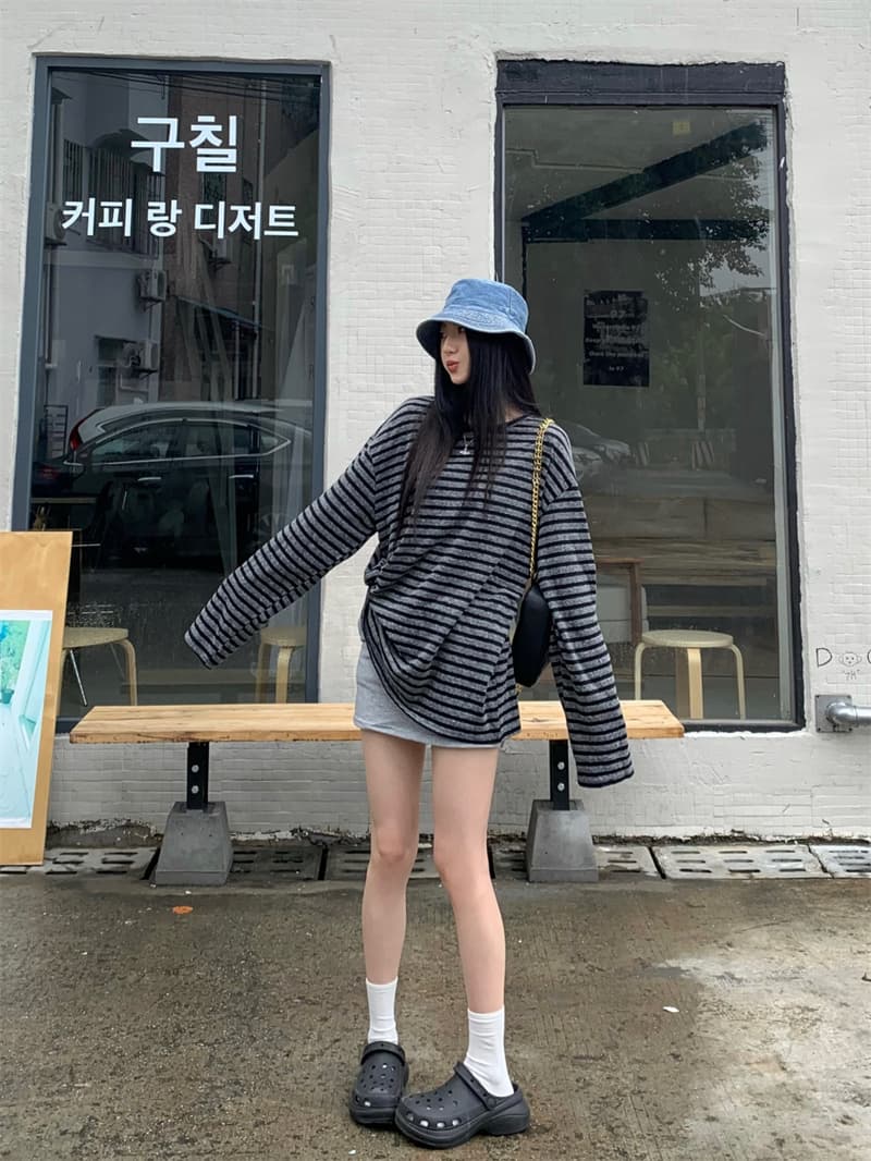 실사 정가 라운드 넥 배색 회색 스트라이프 루즈핏 느긋한 바람 긴팔 티셔츠 여성 셔츠 여성 상세 이미지 3