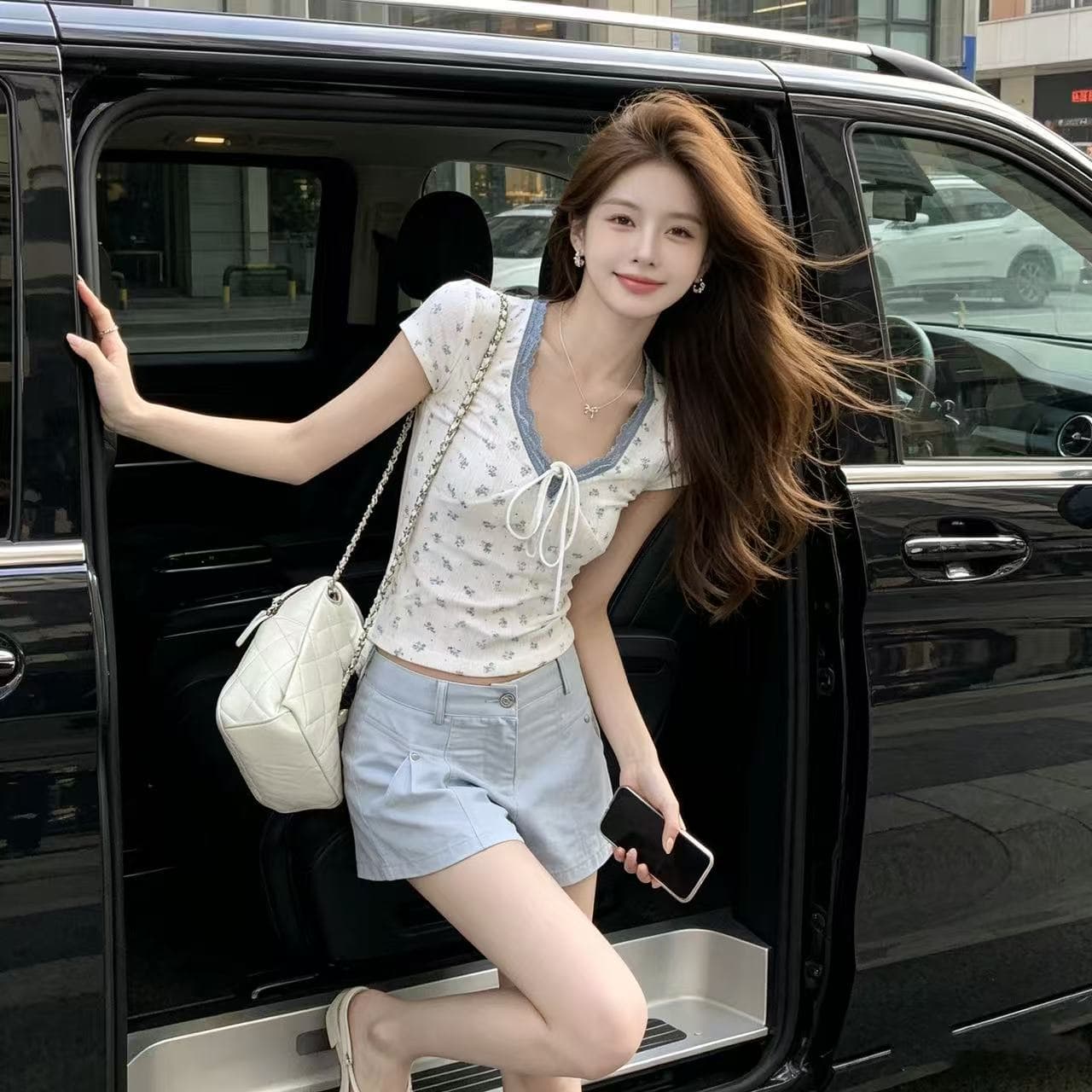 파란색 질감 센스 작은 꽃무늬 패치워크 레이스 스트랩 V넥 티셔츠 이미지 4