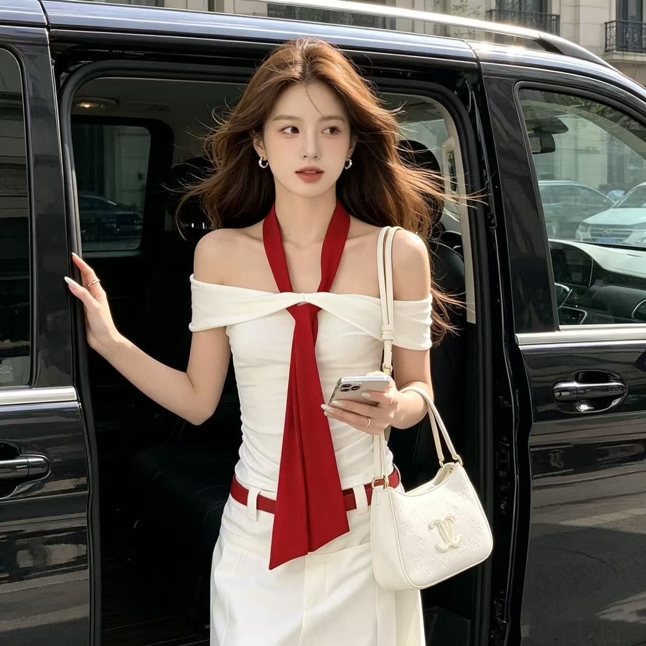 빨간색과 흰색 배색 오프숄더 반팔 티셔츠 이미지 5