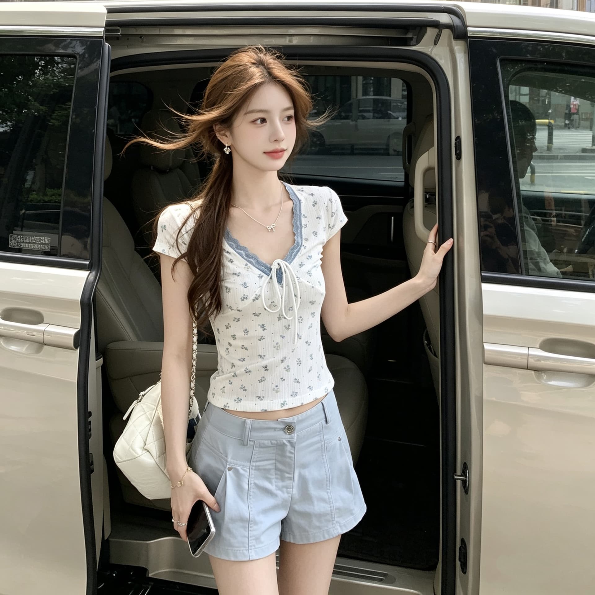 파란색 질감 센스 작은 꽃무늬 패치워크 레이스 스트랩 V넥 티셔츠 상세 이미지 2