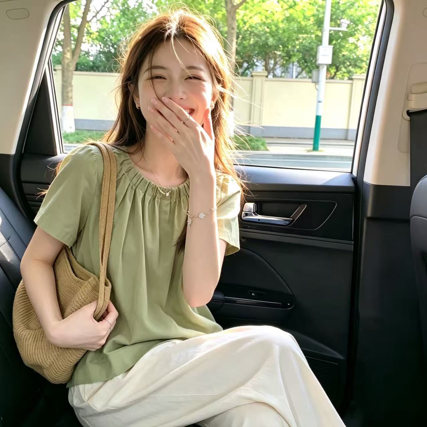 있음 선적 슈퍼 디스플레이 화이트 신선한 대나무 녹색 하프 플리츠 네클라인 반팔 셔츠 이미지 2