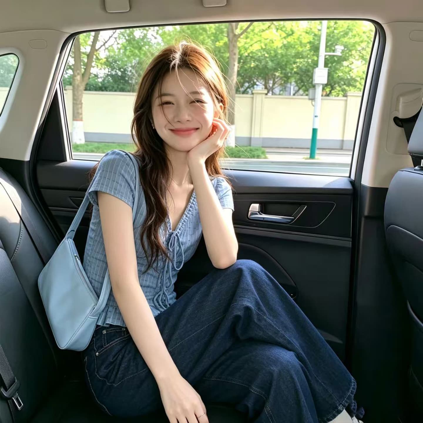 파란색 도트 무늬 프릴 V넥 반팔 셔츠 이미지 2