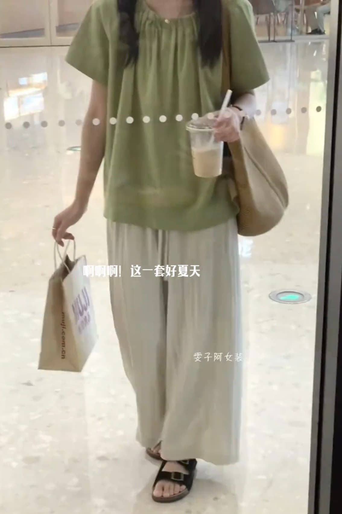 있음 선적 슈퍼 디스플레이 화이트 신선한 대나무 녹색 하프 밴딩 네클라인 반팔 루즈핏 셔츠 이미지 6