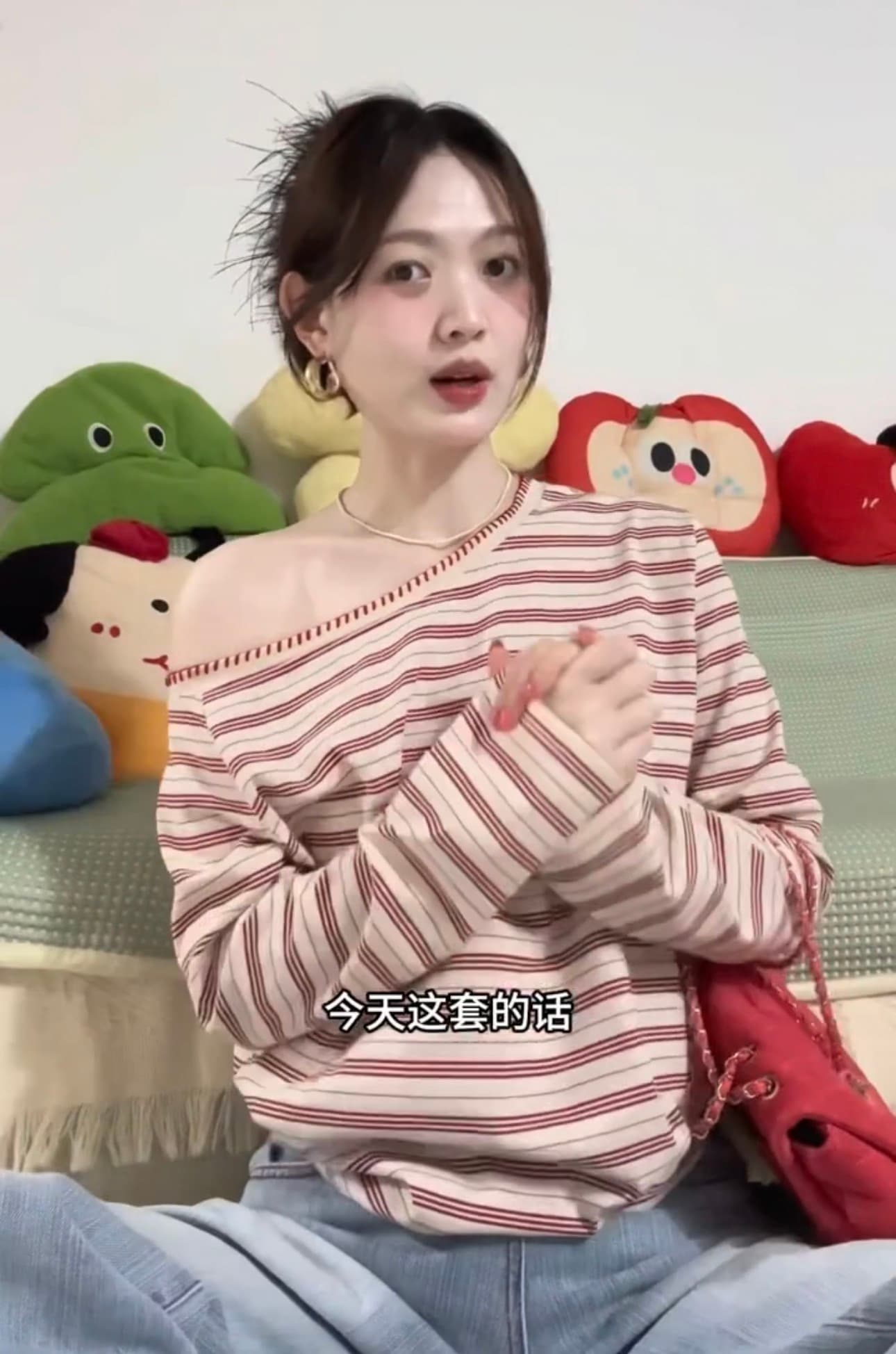 있음 선적 빨간색 스트라이프 비스듬한 어깨 티셔츠 이미지 3