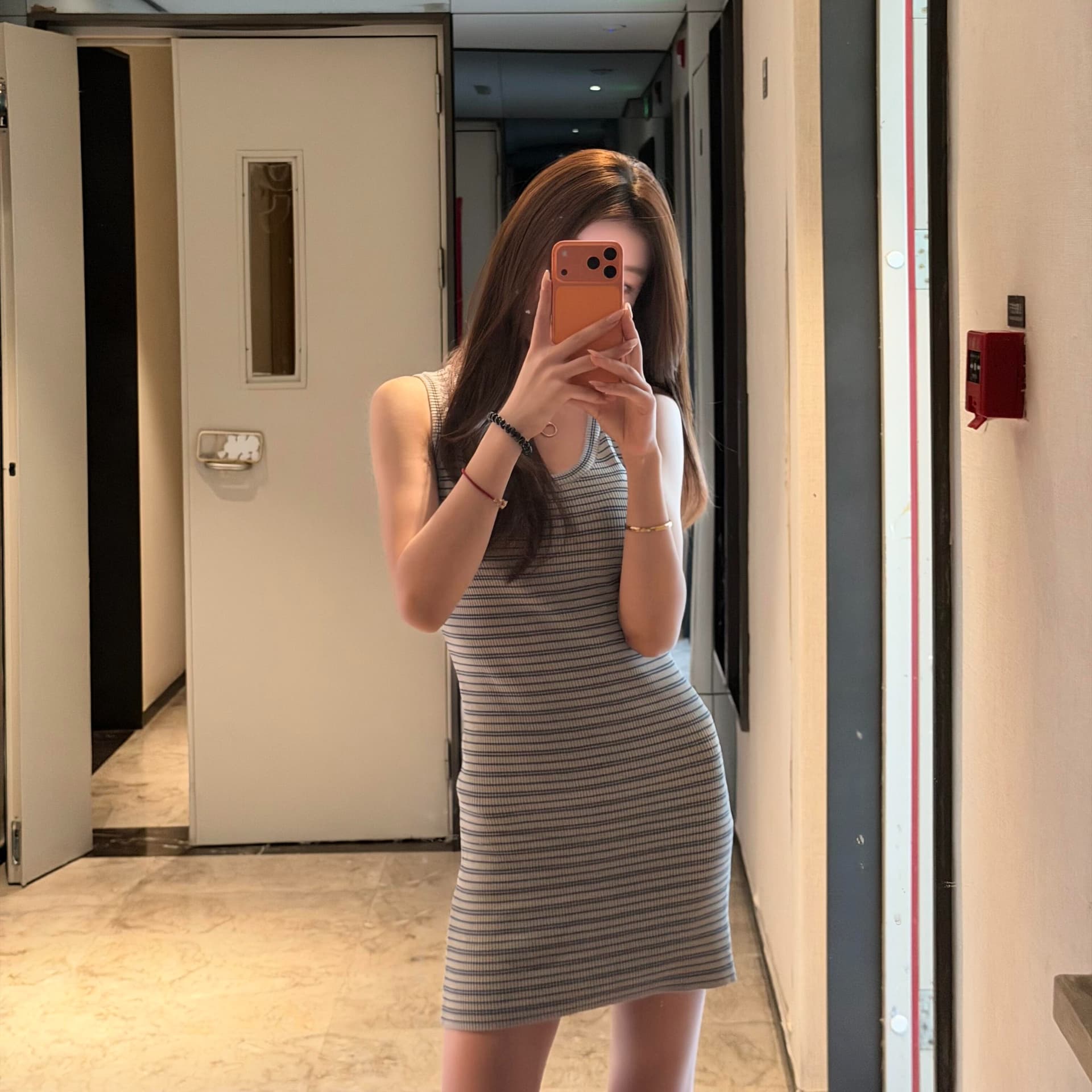 있음 선적 로얄 자매 작은 대중 이리저리 떠다니다 번쩍였다 조각 u 칼라 허리 수축 슬림해 보이는 천 골드 센스 착용 가져 가라. 스트라이프 순수한 욕망 여성 드레스 이미지 2