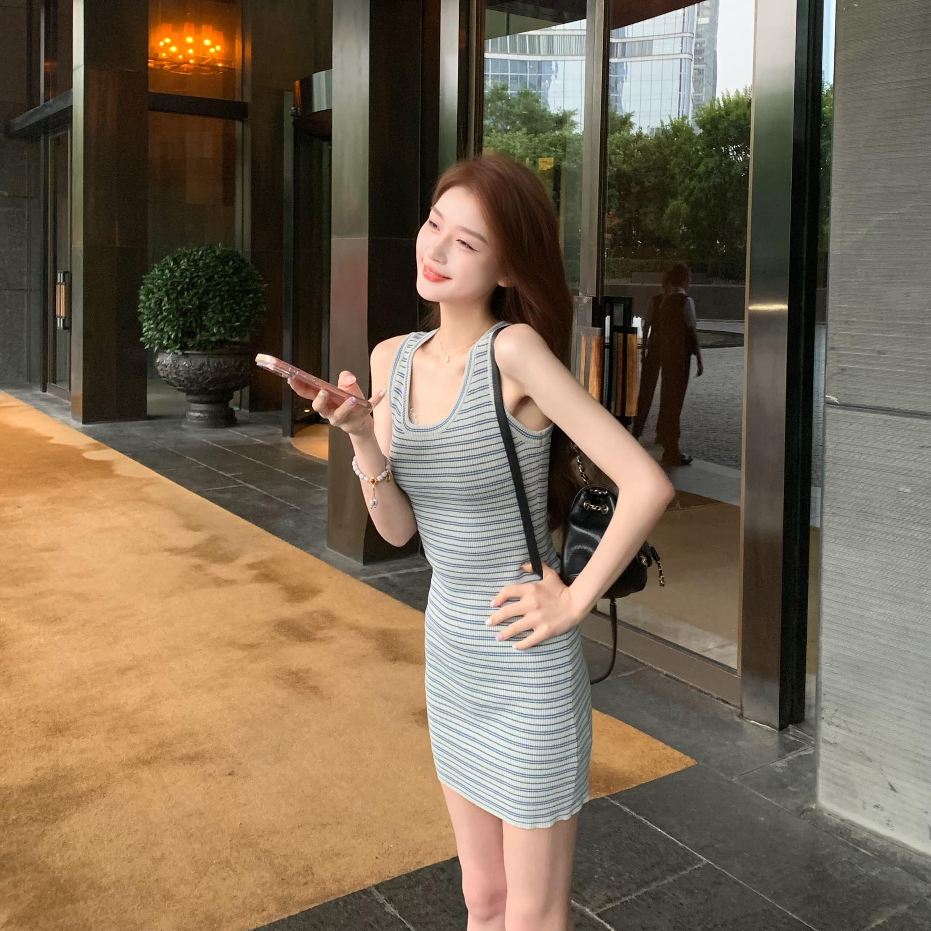 있음 선적 로얄 자매 작은 대중 이리저리 떠다니다 번쩍였다 조각 u 칼라 허리 수축 슬림해 보이는 천 골드 센스 착용 가져 가라. 스트라이프 순수한 욕망 여성 드레스 이미지 4