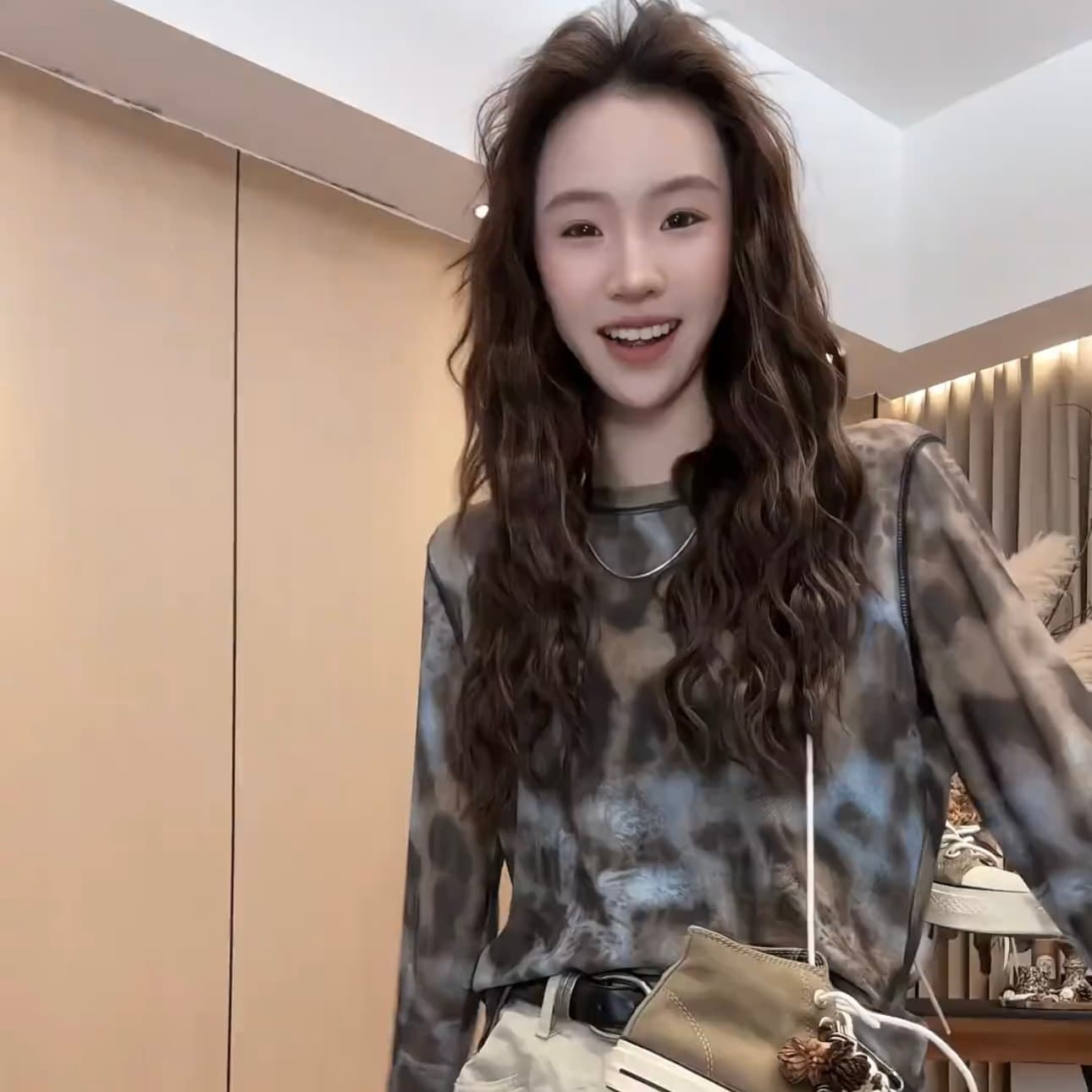 망사 레오파드 무늬 작은 셔츠 2026 봄 새로운 다용도 슬림해 보이는 티셔츠 맨위 상세 이미지 1