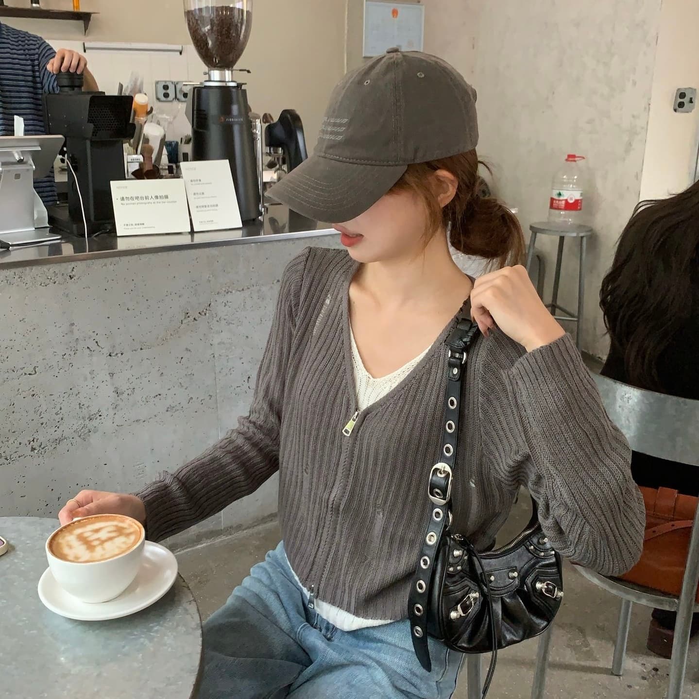 2026 년 가을 겨울 새로운 디자인 센스 찢어진 부분 홀로우 아웃 페이크 레이어드 V넥 지퍼 세련된 다용도 맨위 여성 상세 이미지 4