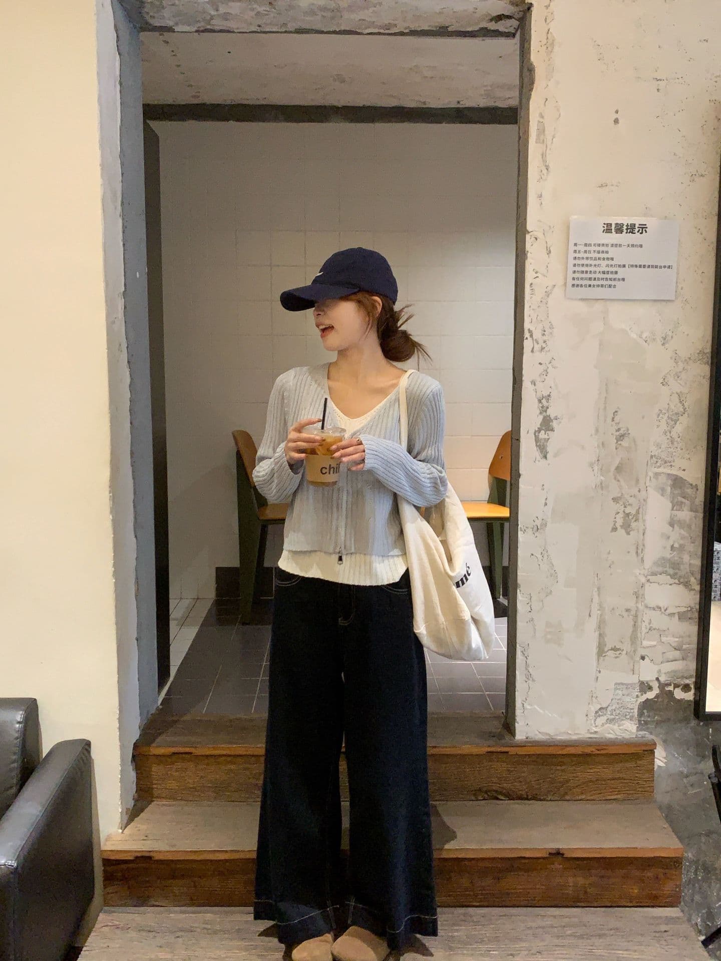 2026 년 가을 겨울 새로운 디자인 센스 찢어진 부분 홀로우 아웃 페이크 레이어드 V넥 지퍼 세련된 다용도 맨위 여성 상세 이미지 7