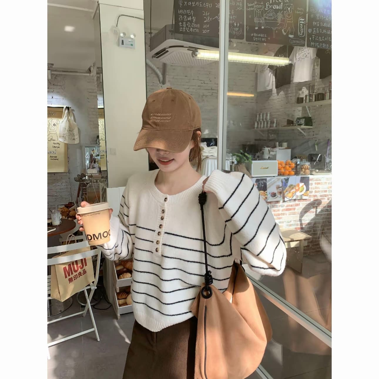 2026 년 가을 겨울 새로운 프랑스식 작은 대중 캐주얼 레트로 일본식 흑백 줄무늬 다용도 루즈핏 스웨터 여자 상세 이미지 4