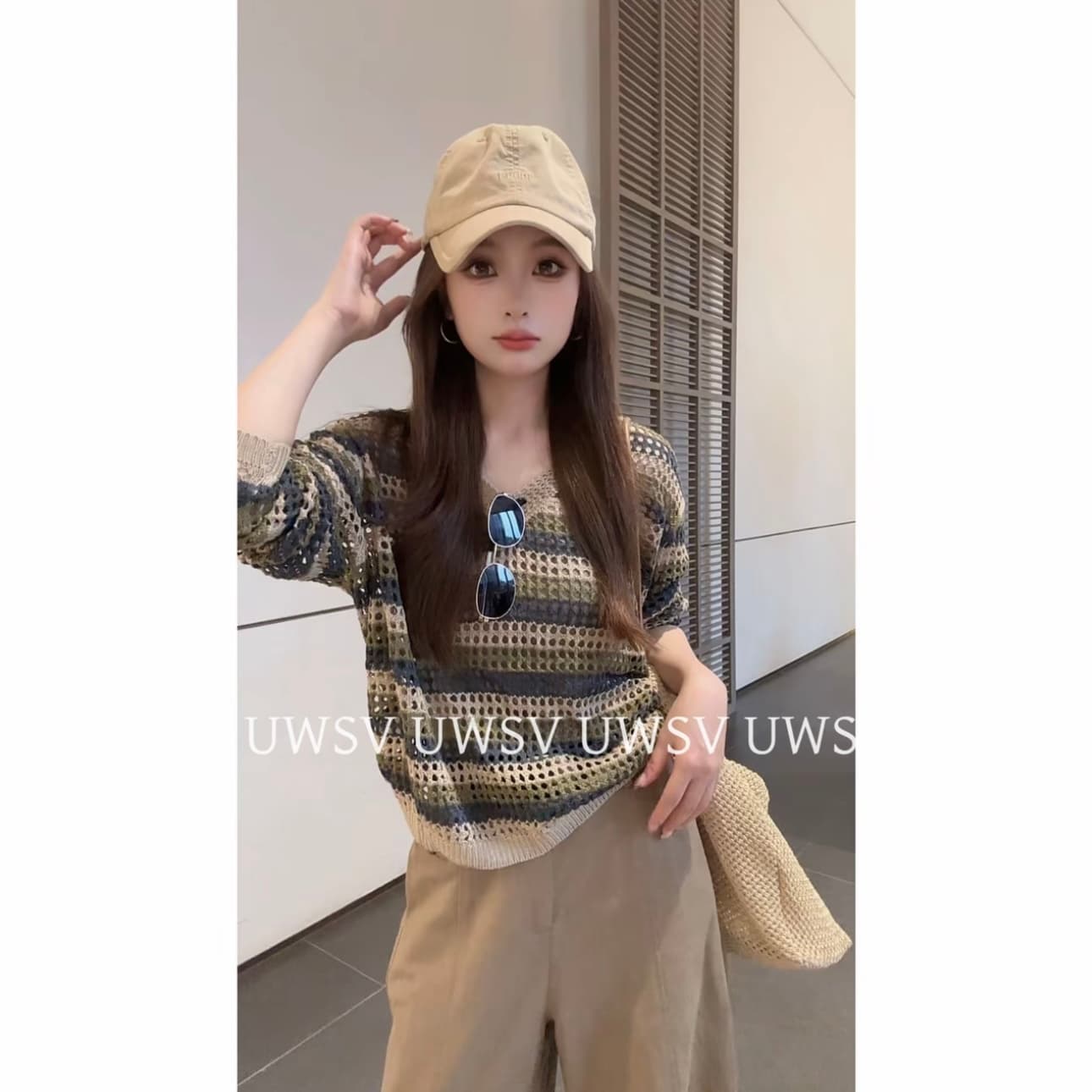 2026 년 이른 가을 새로운 패션 루즈핏 느긋한 센스 스트라이프 홀로우 아웃 V넥 니트 스웨터 여성 상세 이미지 3
