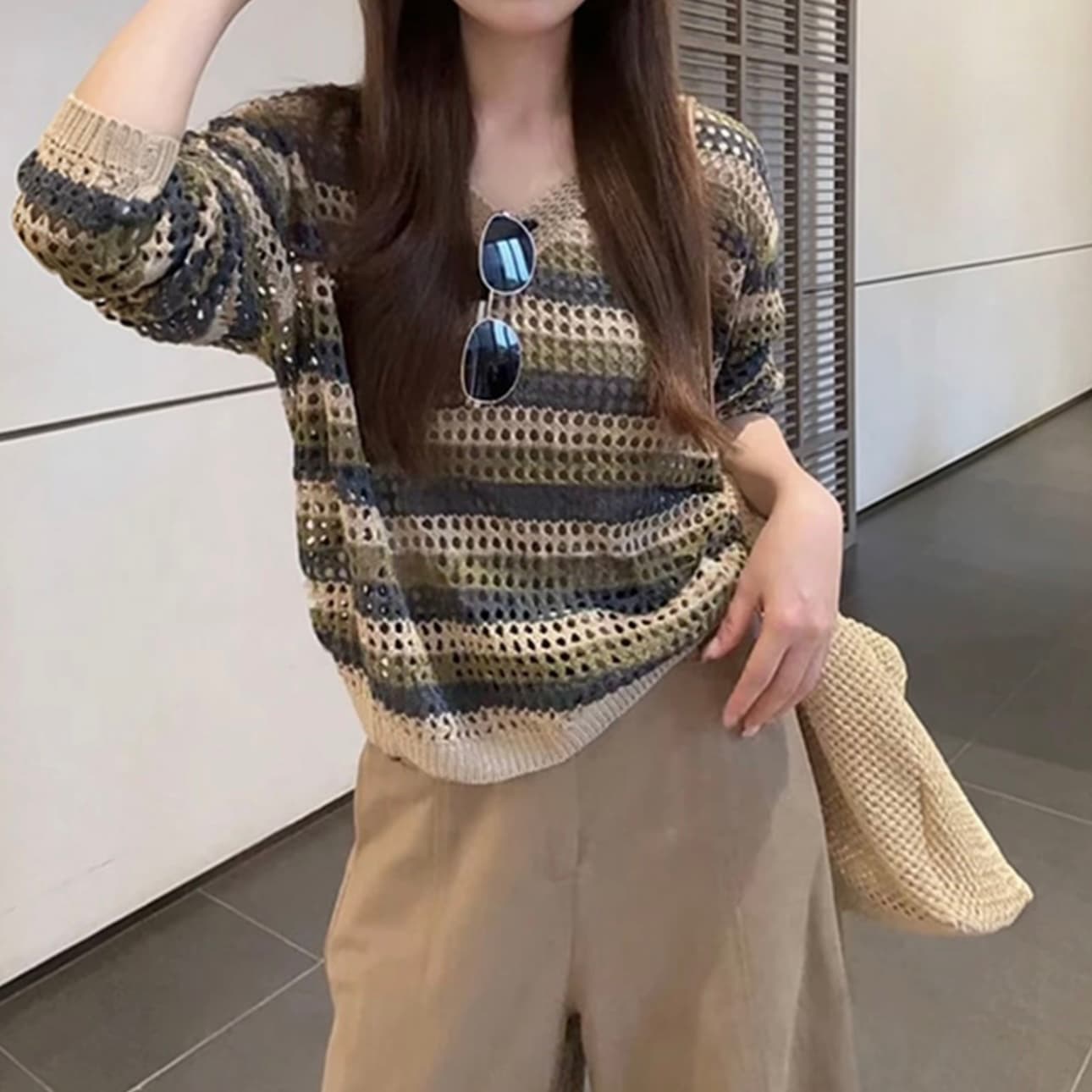 2026 년 이른 가을 새로운 패션 루즈핏 느긋한 센스 스트라이프 홀로우 아웃 V넥 니트 스웨터 여성 상세 이미지 5
