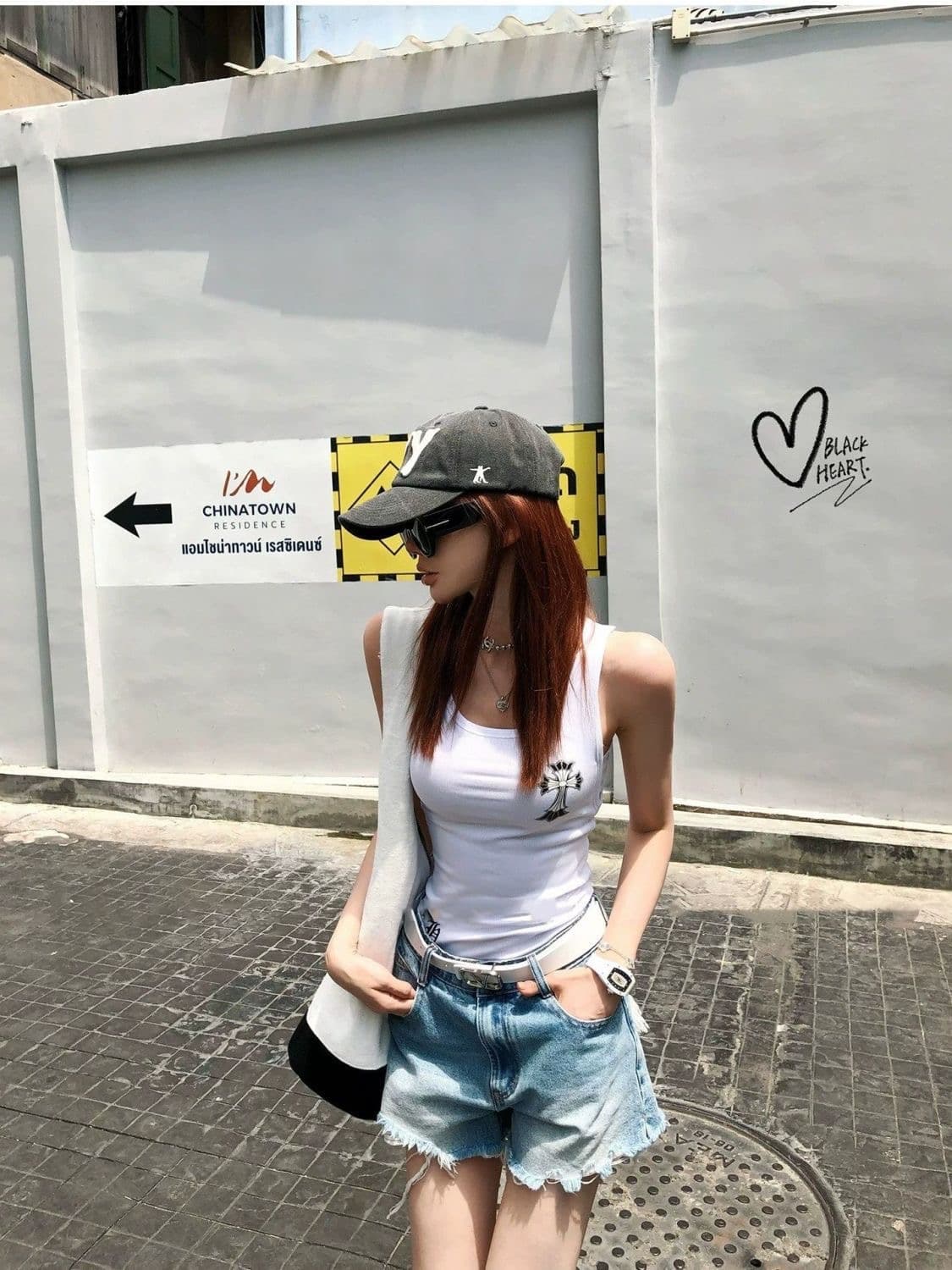 아메리칸 핫걸 거친 가장자리 찢어진 부분 알파벳 엠보싱 데님 반바지 여성 여름 디자인 센스 하이웨이스트 한 마디 와이드 레그 팬츠 어린이 상세 이미지 2