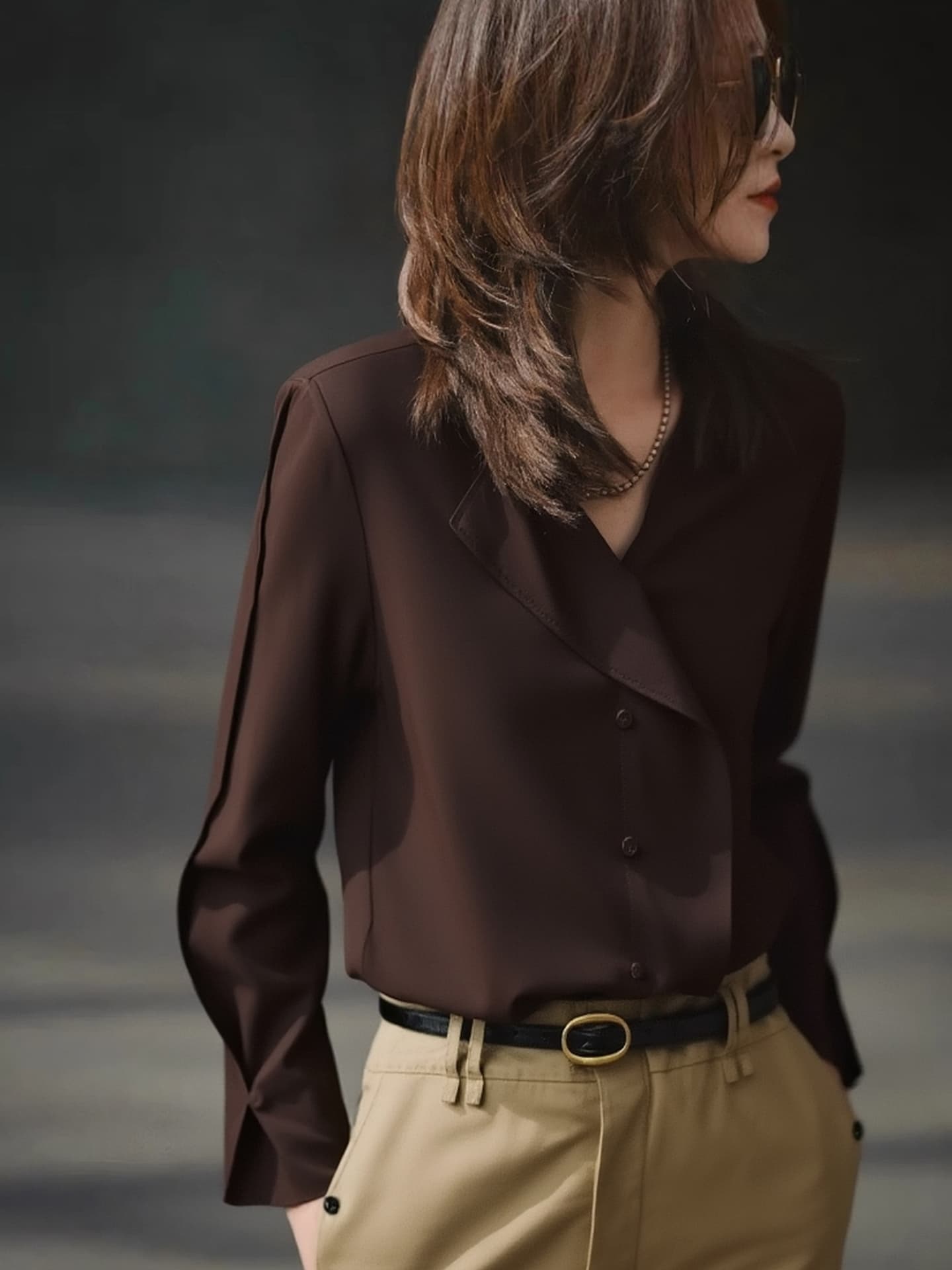 가을 2025 년 새로운 패션 디자인 센스 비대칭 사선 무늬 크레이프 V 넥 셔츠 외국 가스 다용도 사소한 맨위 상세 이미지 2