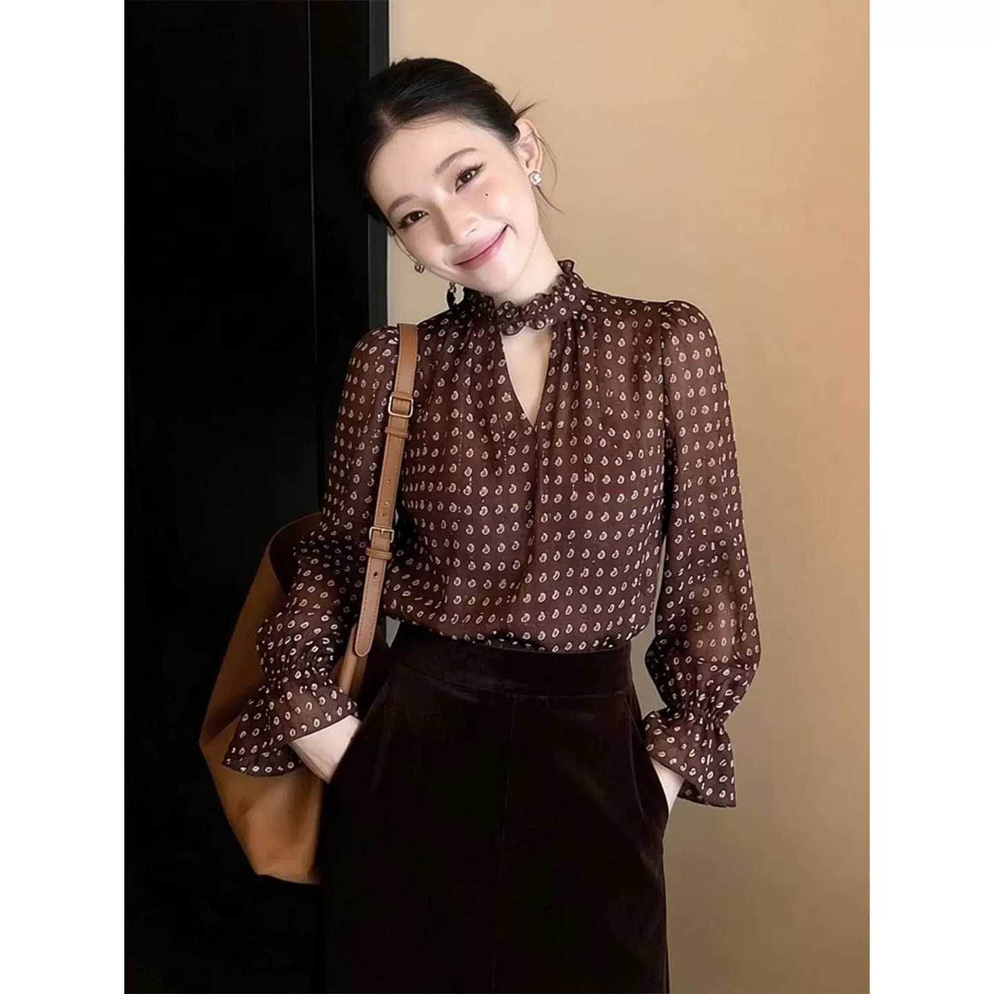 프랑스식 레트로 도트 무늬 V넥 벌룬 소매 여성 셔츠 2026 봄 새로운 패션 품격 연령 감소 슬림해 보이는 맨위