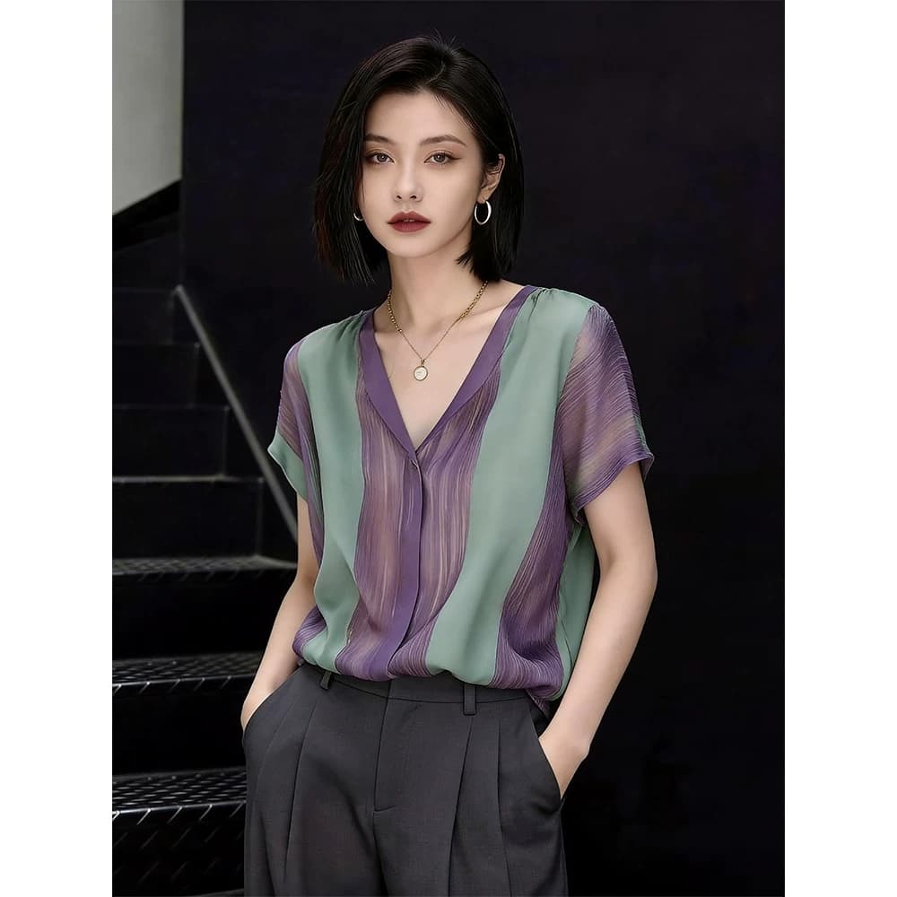 V넥 녹색 보라색 배색 반팔 세로 줄무늬 싱글 줄 버튼 2026 여름 캐주얼 편안함 여성 의류 디자인 셔츠 맨위 상세 이미지 1
