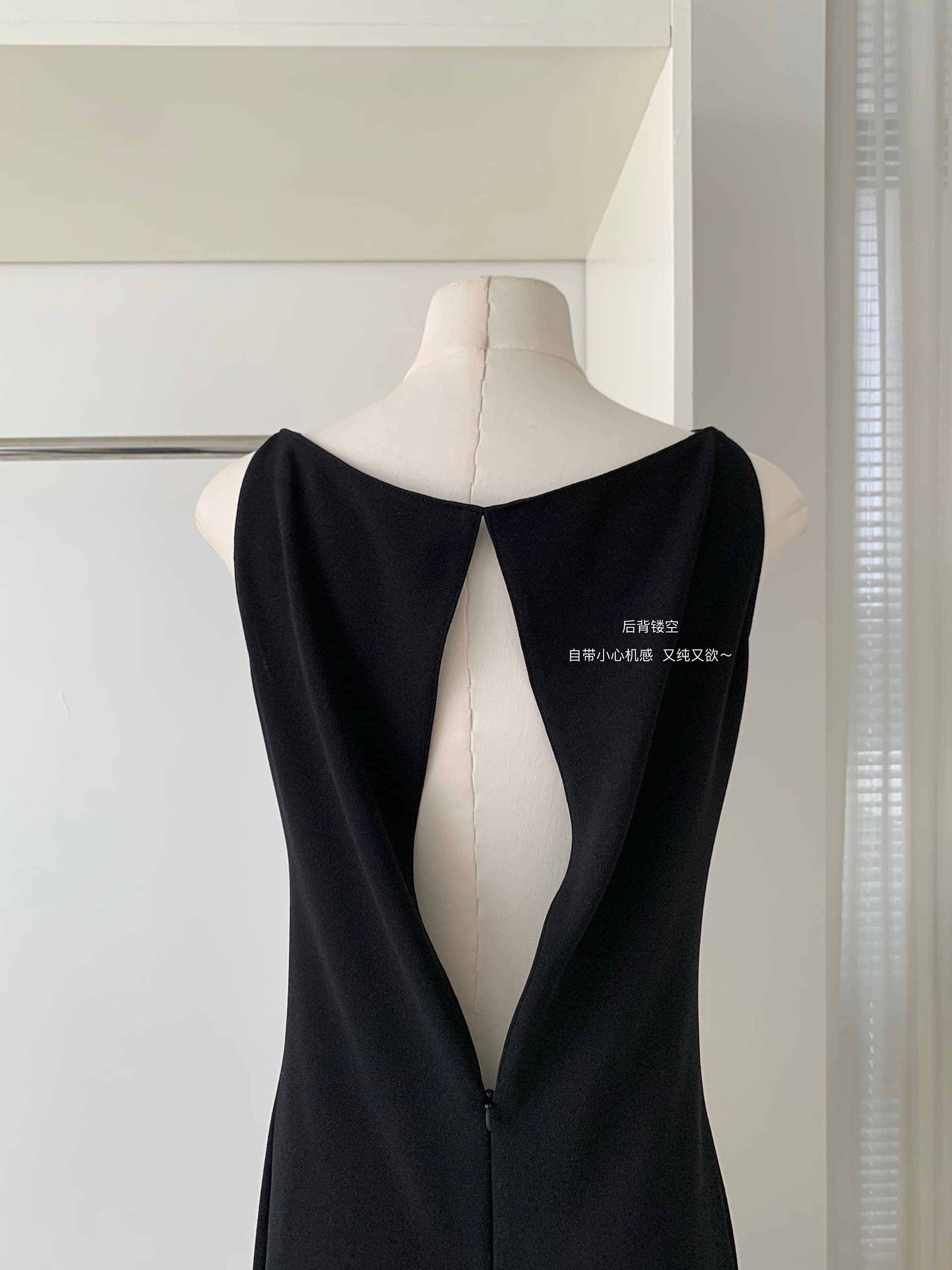 프랑스식 작은 대중 디자인 센스 백리스 민소매 여성 드레스 2026 여름 새로운 허리 수축 슬림해 보이는 품격 작은 검은 드레스 상세 이미지 4